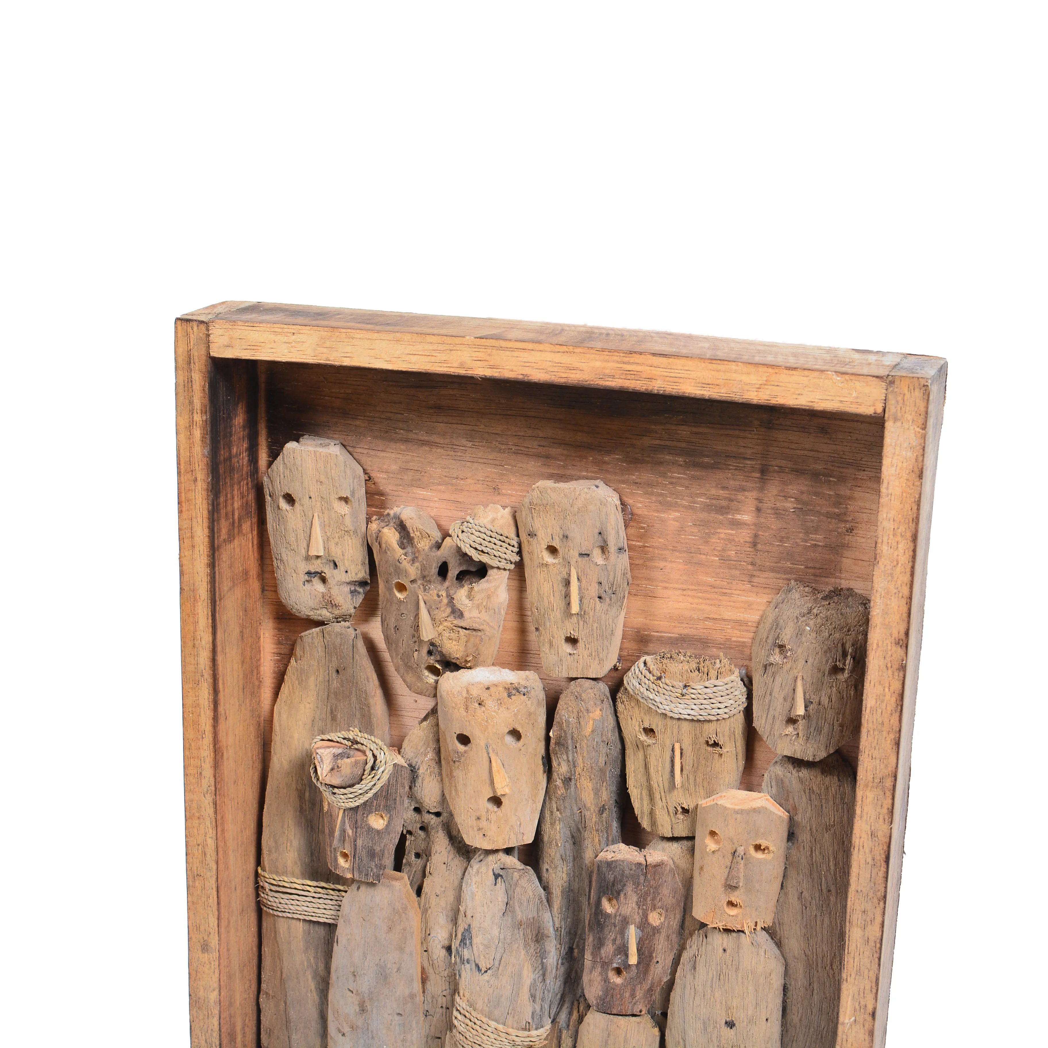 Detail van handgesneden houten figuren in teakhouten wanddecoratie.