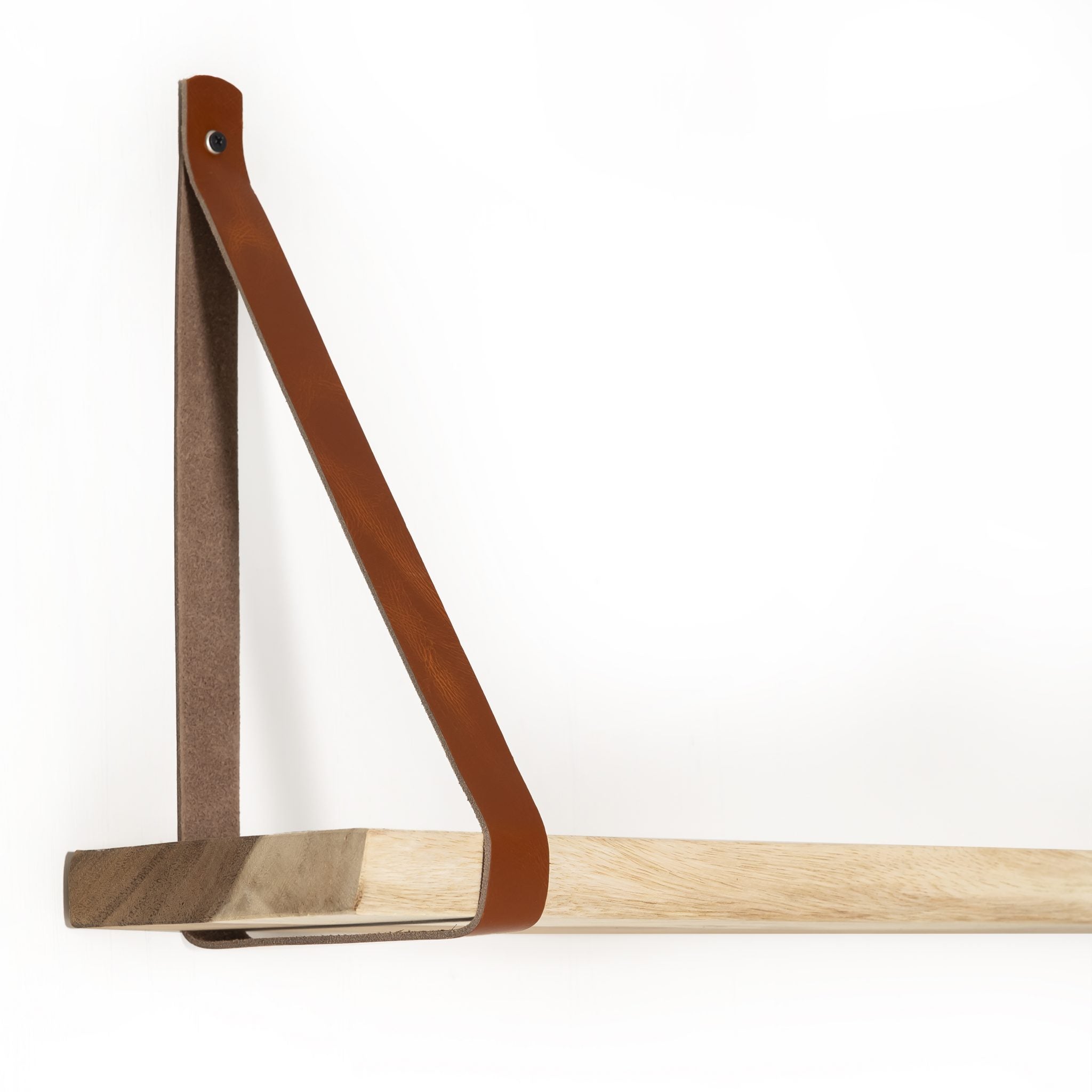 Wandplank Jari van teakhout aan de muur, opgehangen in leren plankdragers