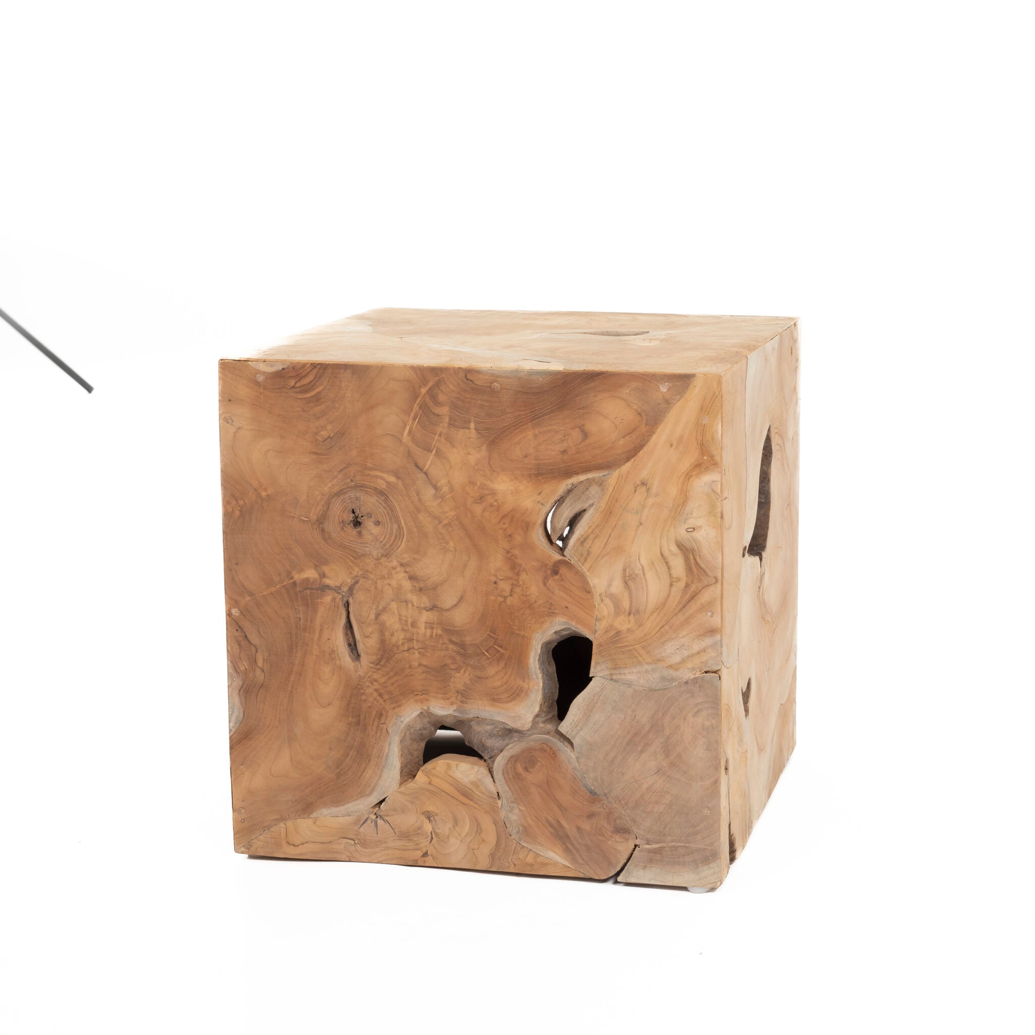 Bijzettafel Mulio van teakhout, 40 cm hoog, met de natuurlijke houtnerf goed zichtbaar