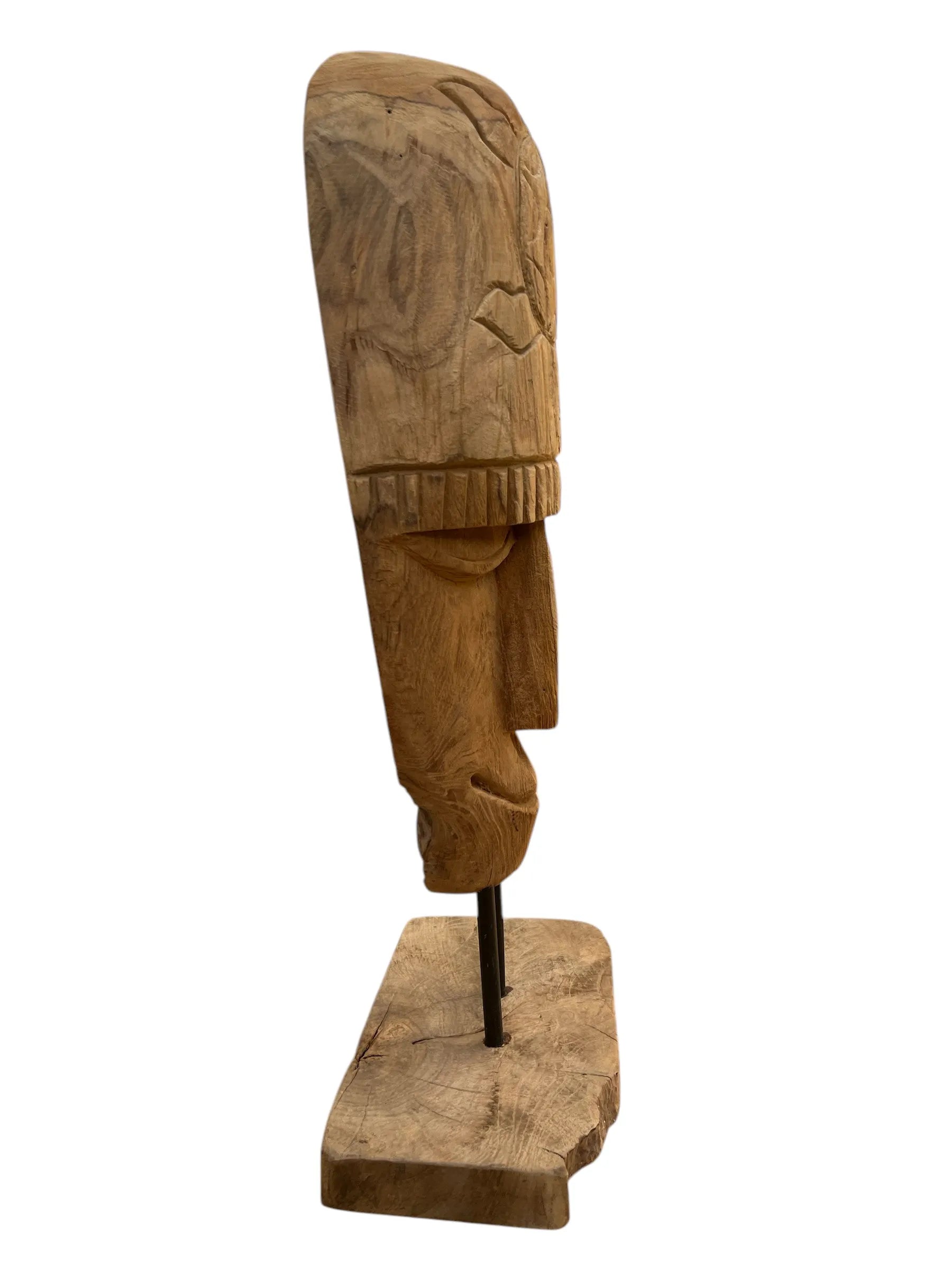 Zijaanzicht van Toraja houten masker op teak voet en metalen pinnen.