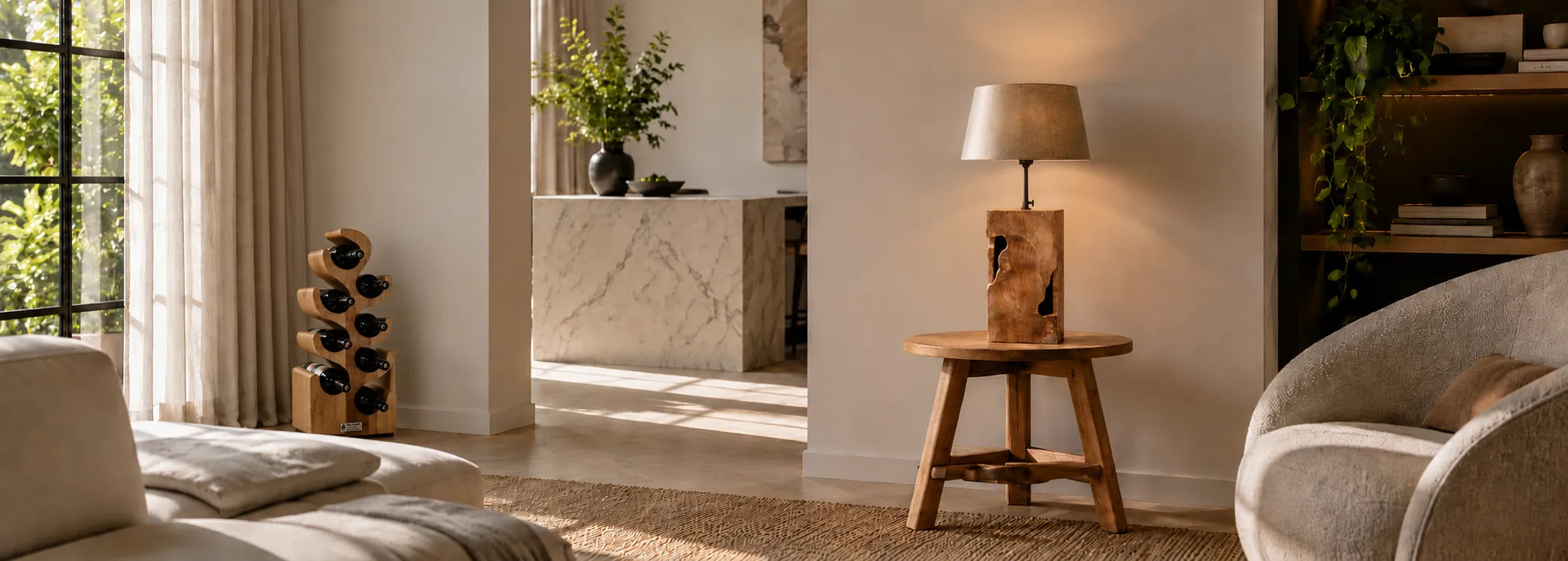 Teakhouten lamp op een teakhouten tafel en teakhouten wijnrek geplaatst in een woonkamer