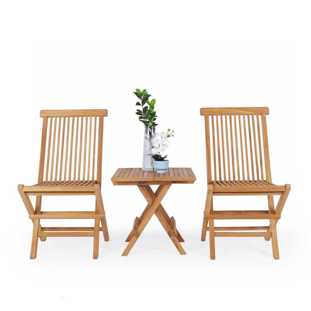 Bali opvouwbare houten tuinstoelen in een stijlvolle tuinsetting met bijzettafel