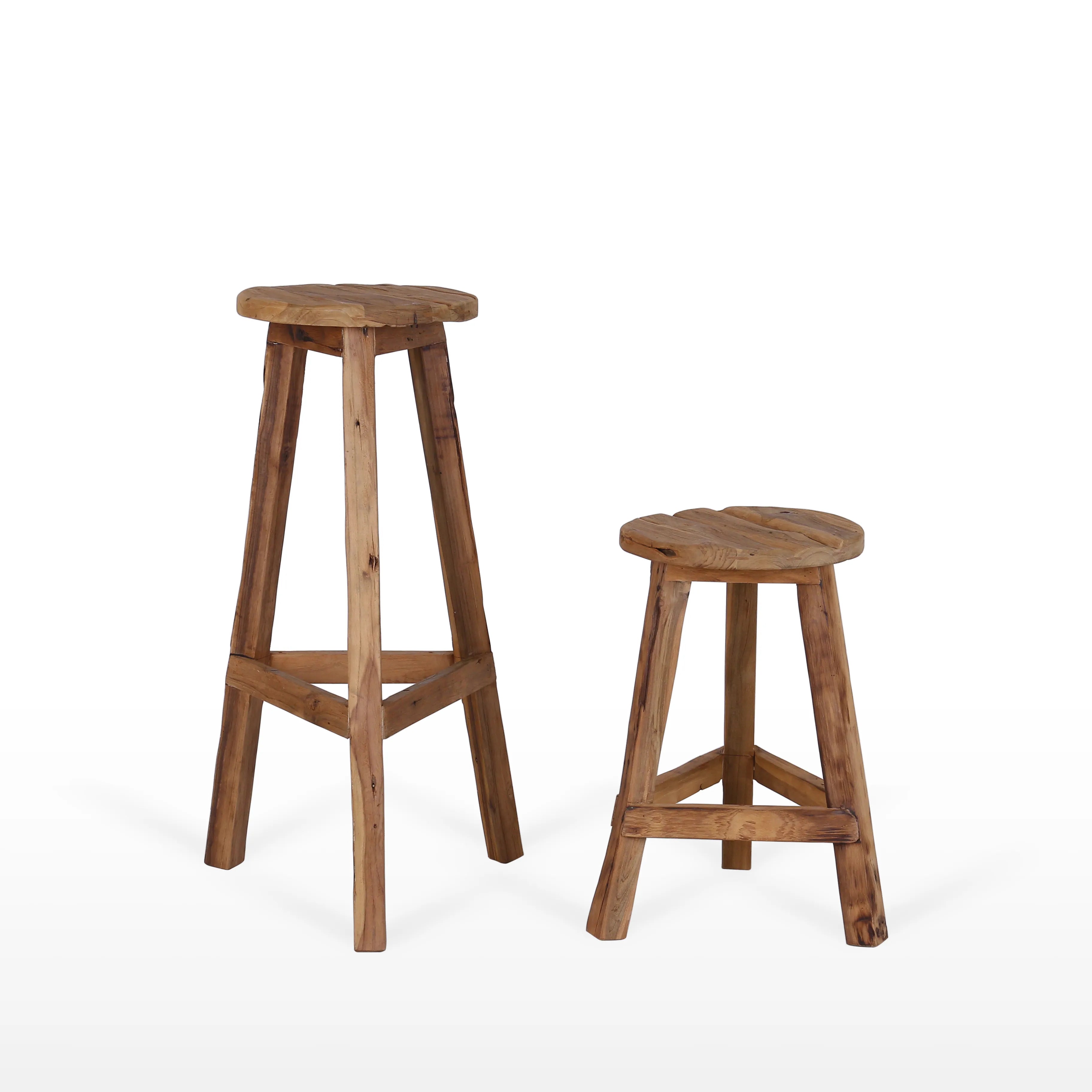 Teakhouten barkrukken met drie poten, in twee verschillende maten van Tall Men Standing