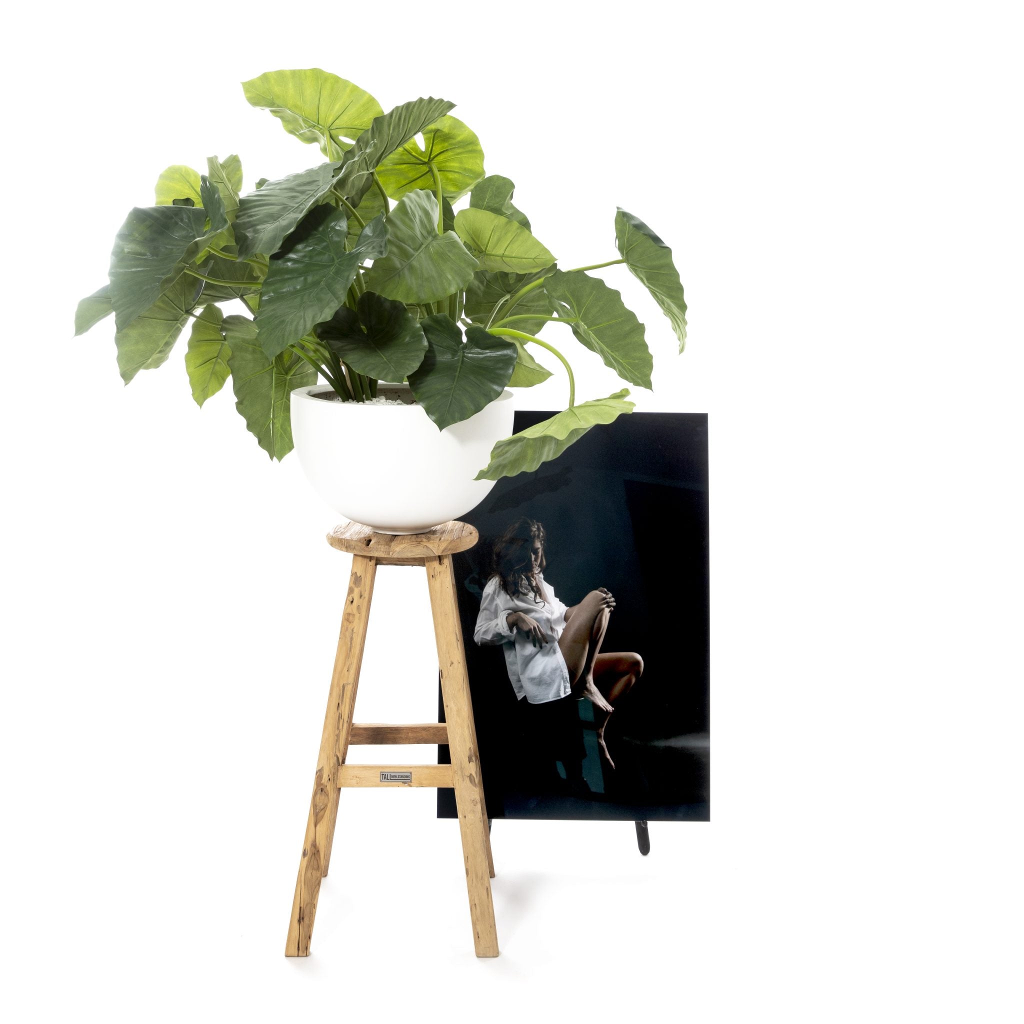Teakhouten barkruk met vier poten aangekleed met decoratie