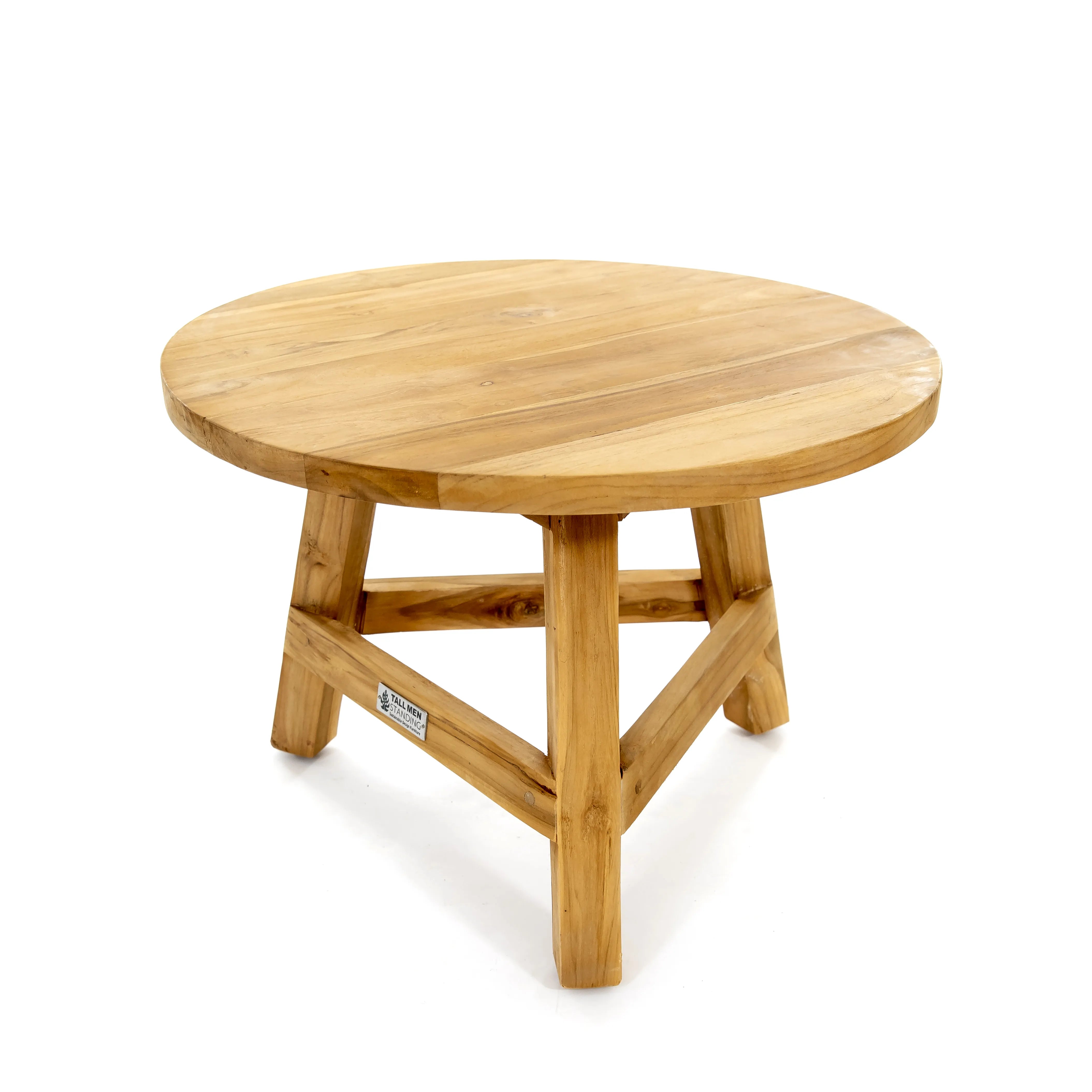 Zijaanzicht van de ronde bijzettafel Lotte van teakhout, met drie stabiele poten.