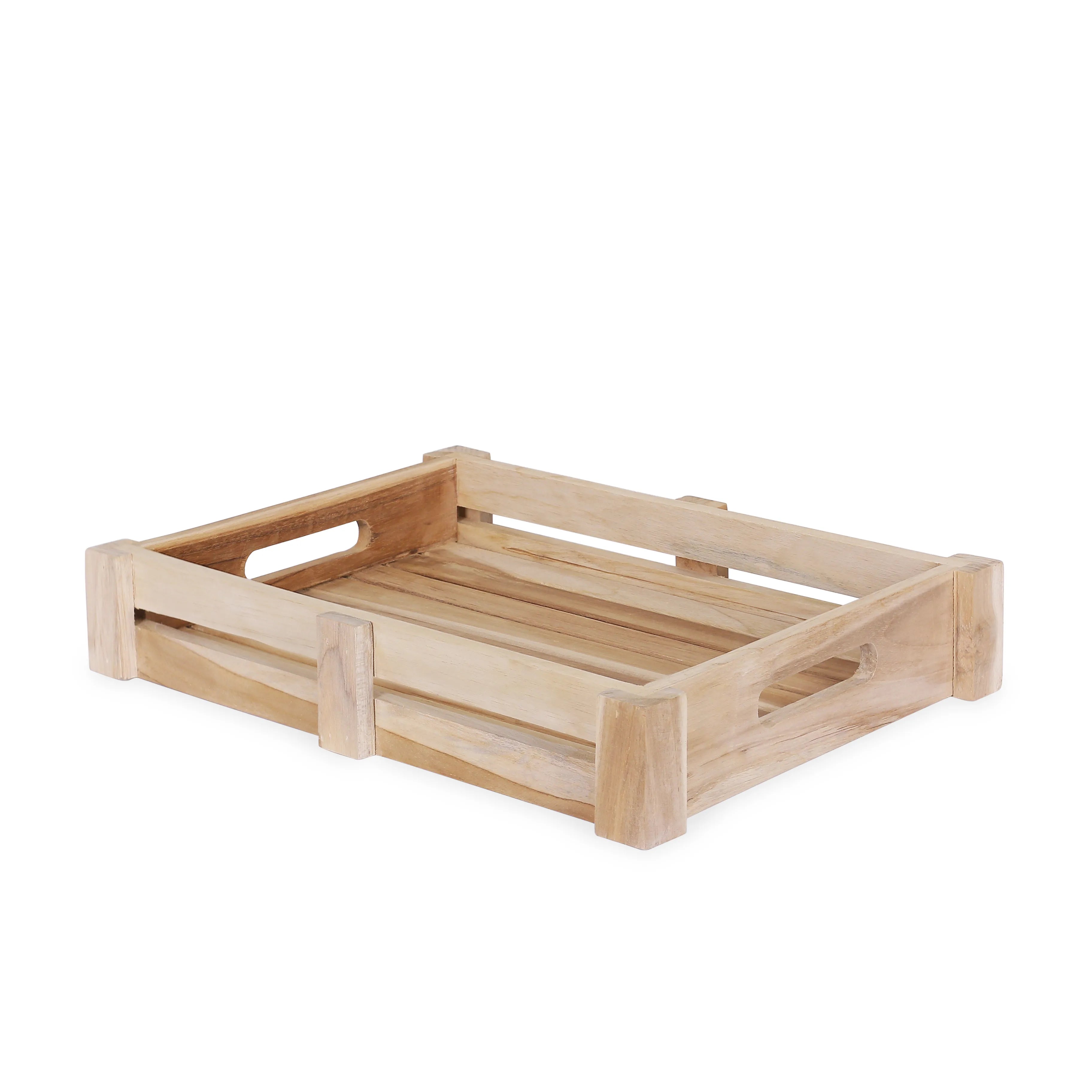 Rechthoekig dienblad van teak met handgrepen en decoratieve inhoud.