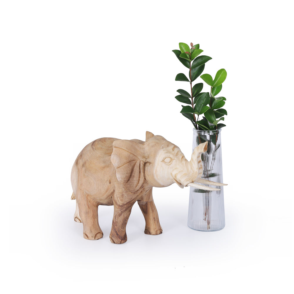 Elphas Large houten olifant decoratiebeeld als natuurlijke blikvanger naast een glazen vaas