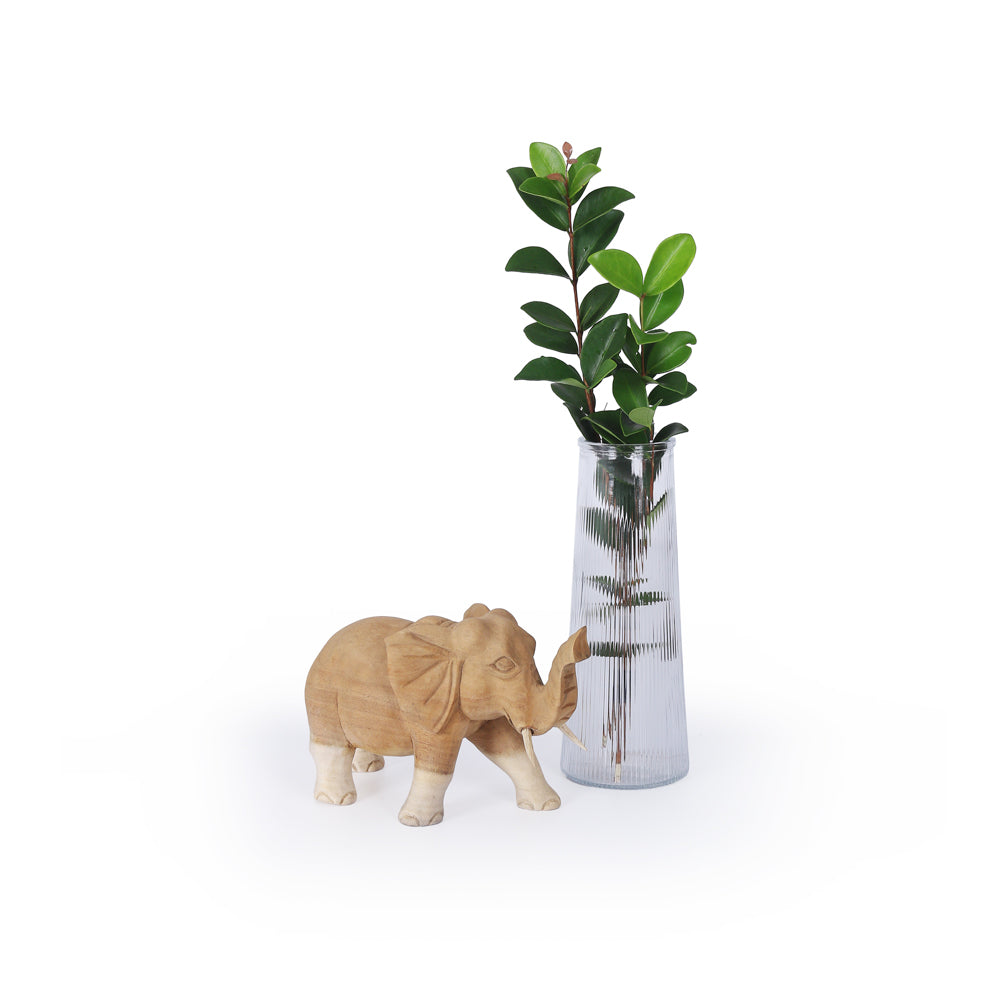 Elphas Small houten olifant decoratiebeeld naast een glazen vaas in een lichte interieursetting