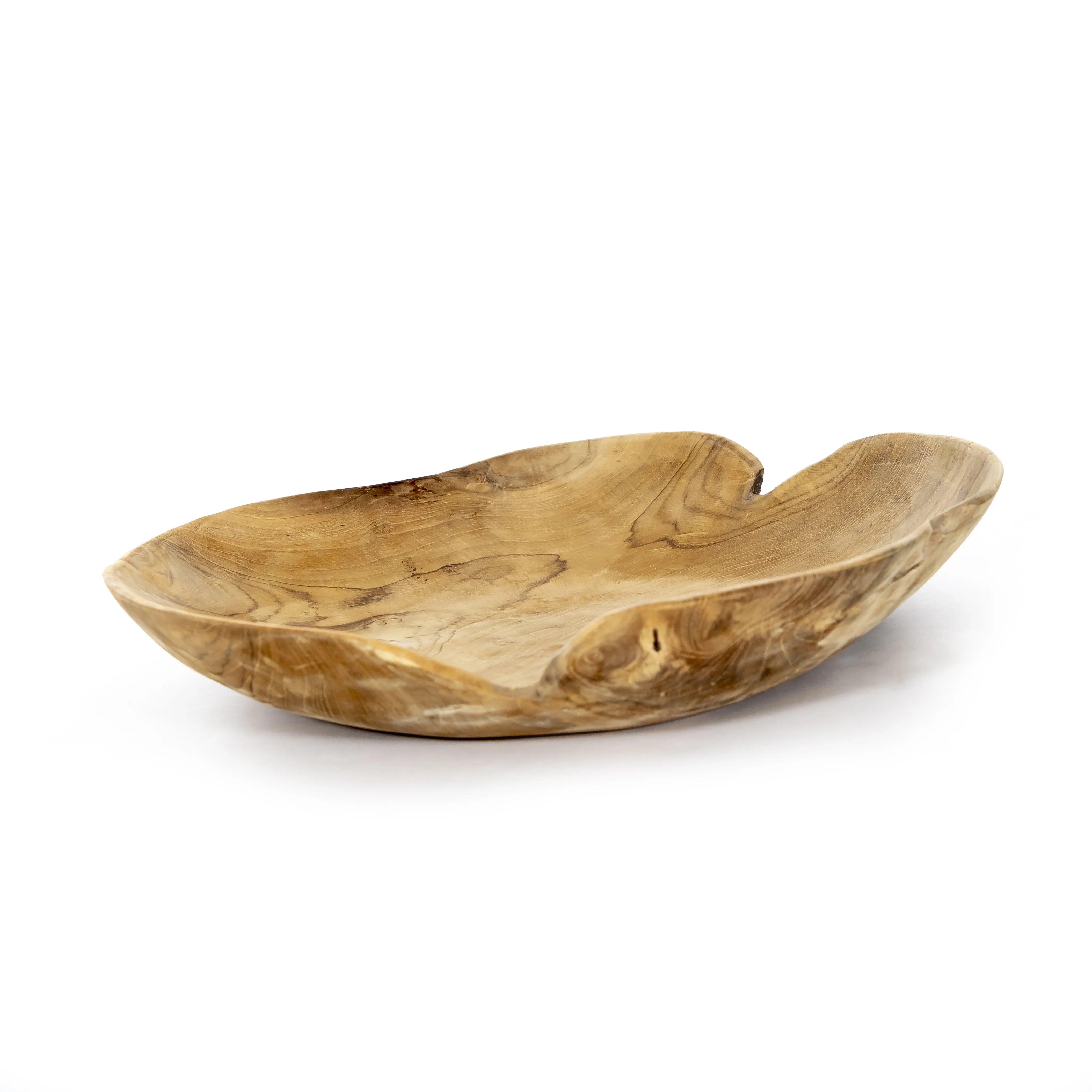 Kleine Madura fruitschaal van teakhout, 30 cm diameter, met een organisch gevormde rand en een natuurlijke houtstructuur. Handgemaakt uit Indonesisch teakhout.