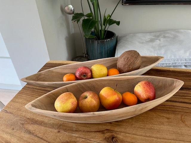Twee keer de houten fruitschaal prauw gevuld met fruit