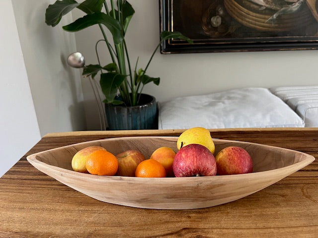 Voorkant van de houten fruitschaal Prauw gevuld met fruit