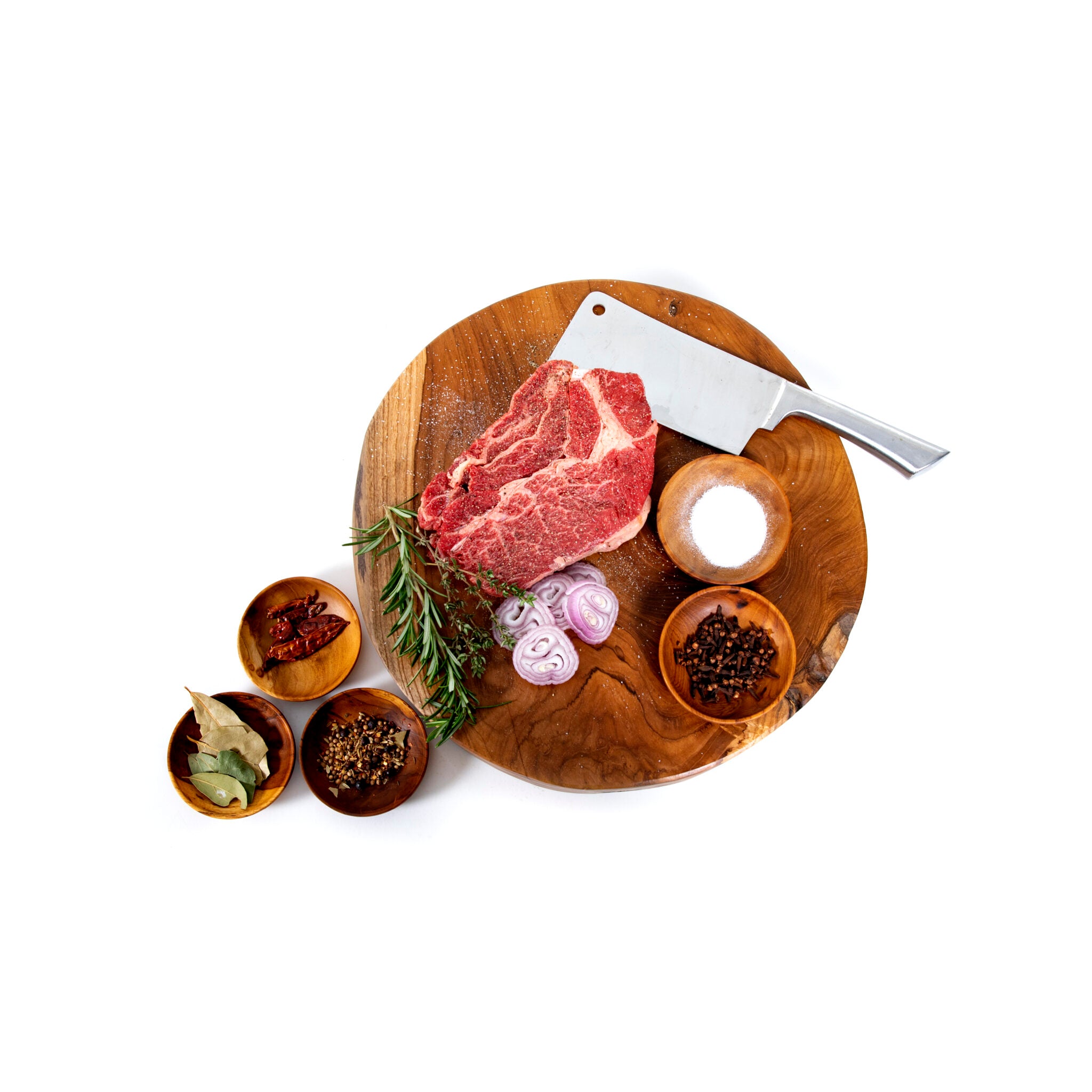 Rond hakblok van boven met eten en een hakmes op wit achtergrond