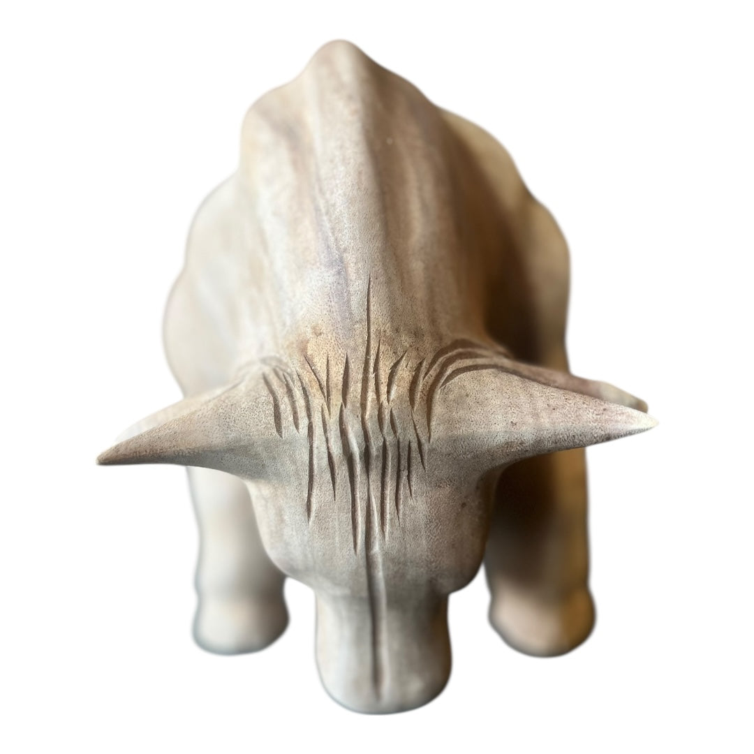 Vooraanzicht van houten stier op wit achtergrond