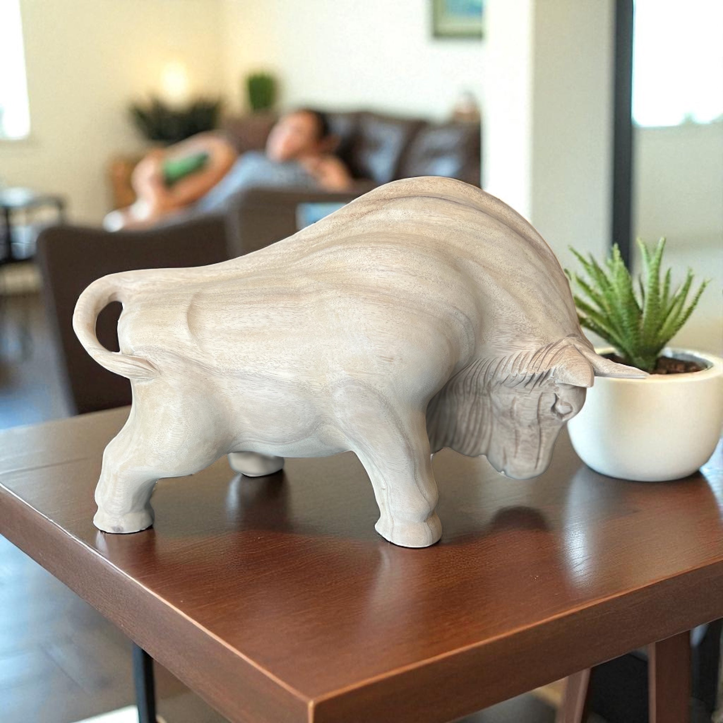 Zijkant van houten stier geplaatst in woonkamer