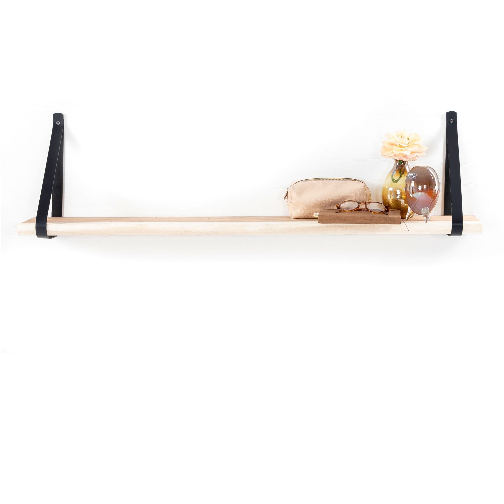 Suarhouten wandplank in 100cm grote met producten op de plank vasthangend aan zwarte plankdragers