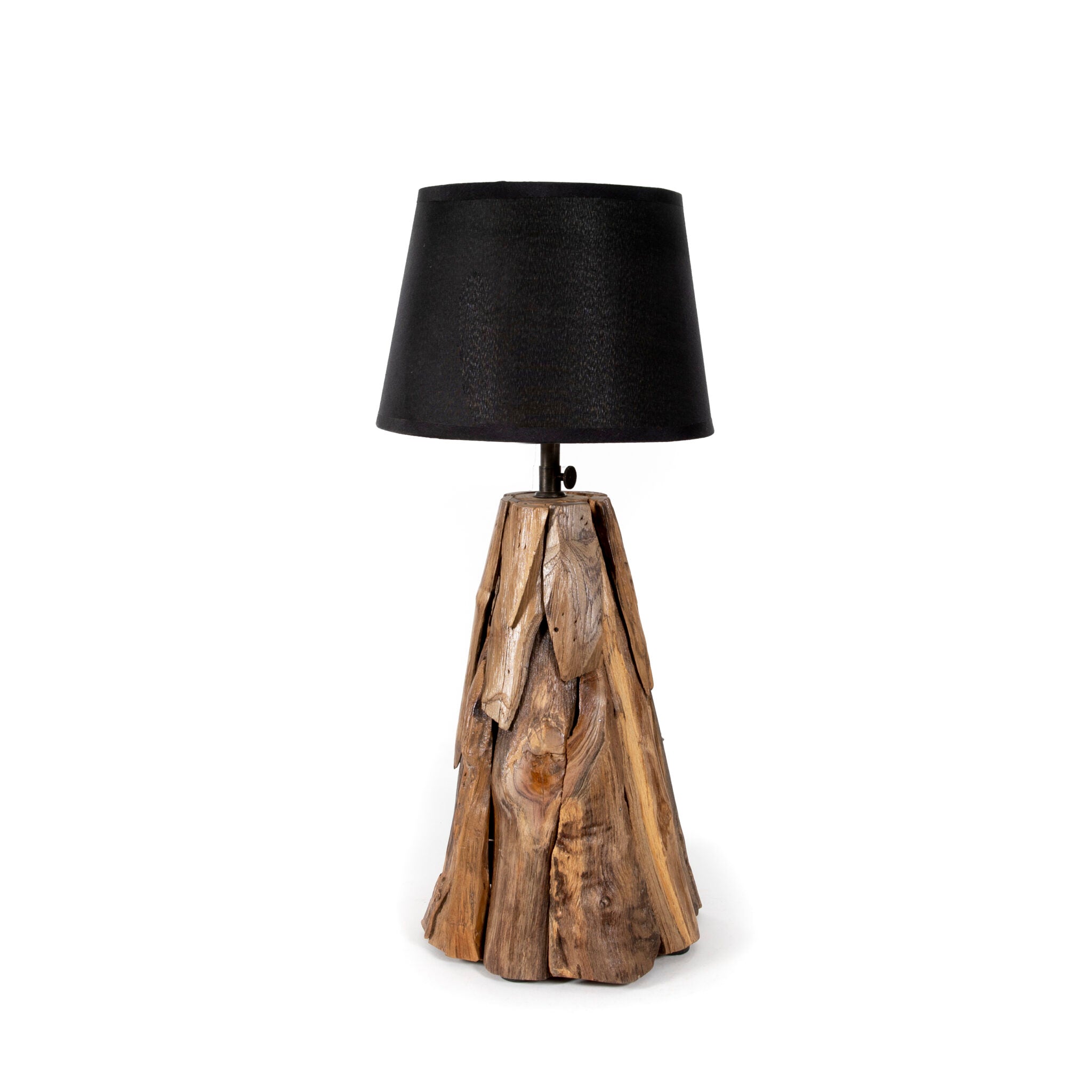 Handgemaakte lampenvoet van gerecycled teak met robuuste uitstraling.