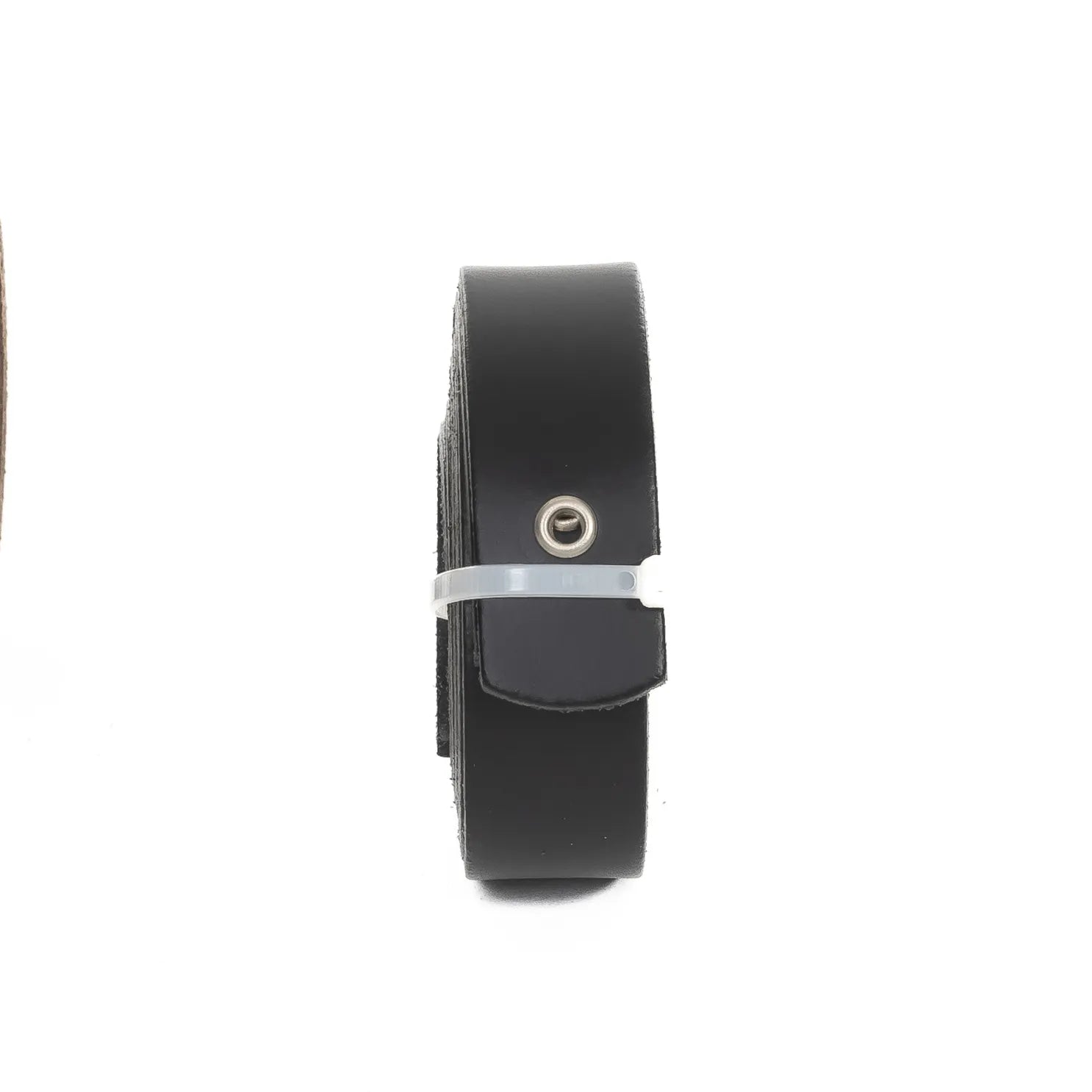 Zwarte leren banden voor wandplank, strak en minimalistisch.