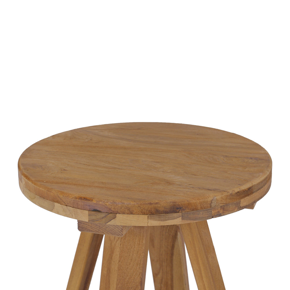 Detail van de Liva ronde teakhouten kruk met massief rond zitvlak