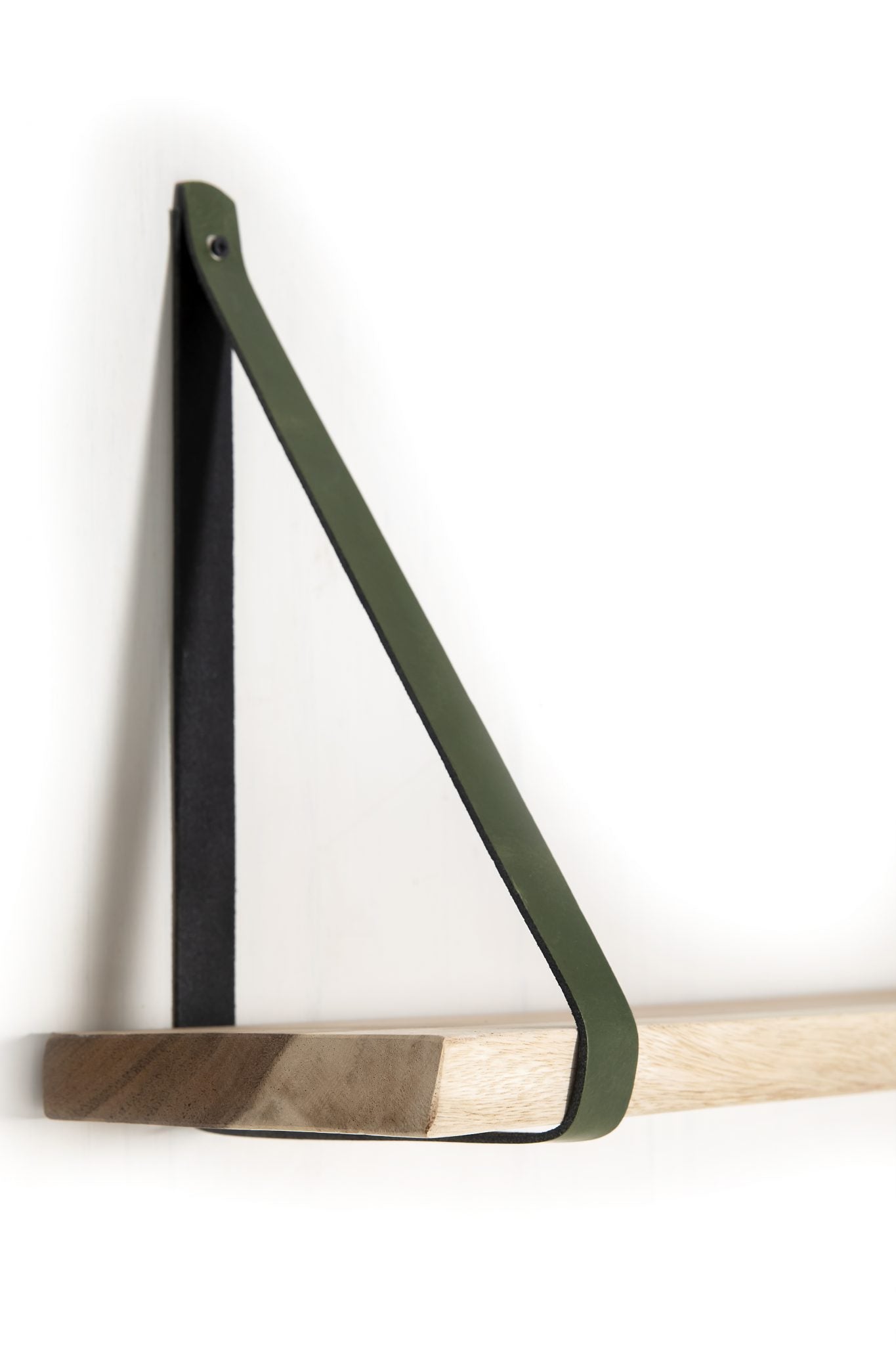 Close up van teakhouten hangende plank met leren groene plankdrager