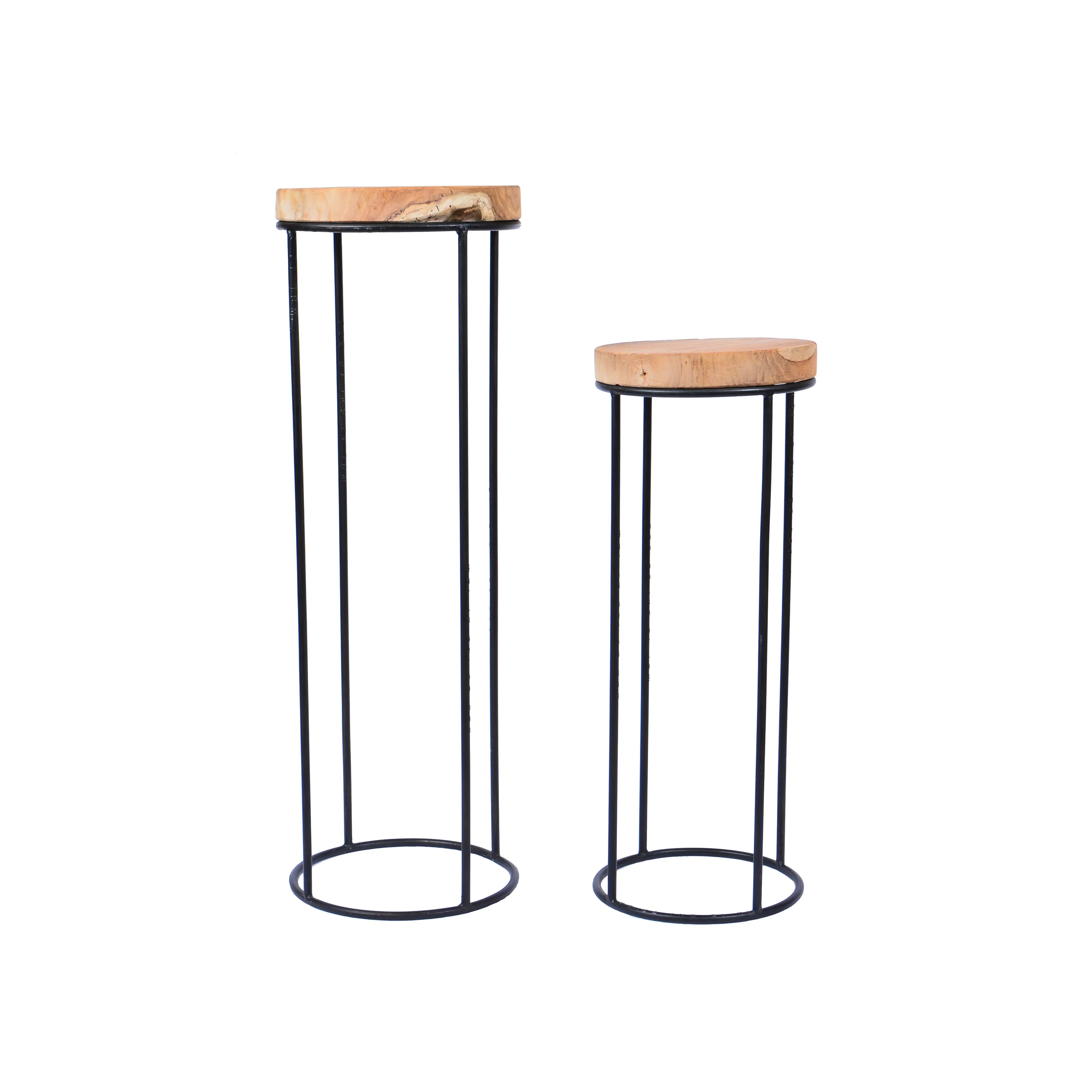 Set van twee ronde plantentafels met teak blad en zwart metalen frame.