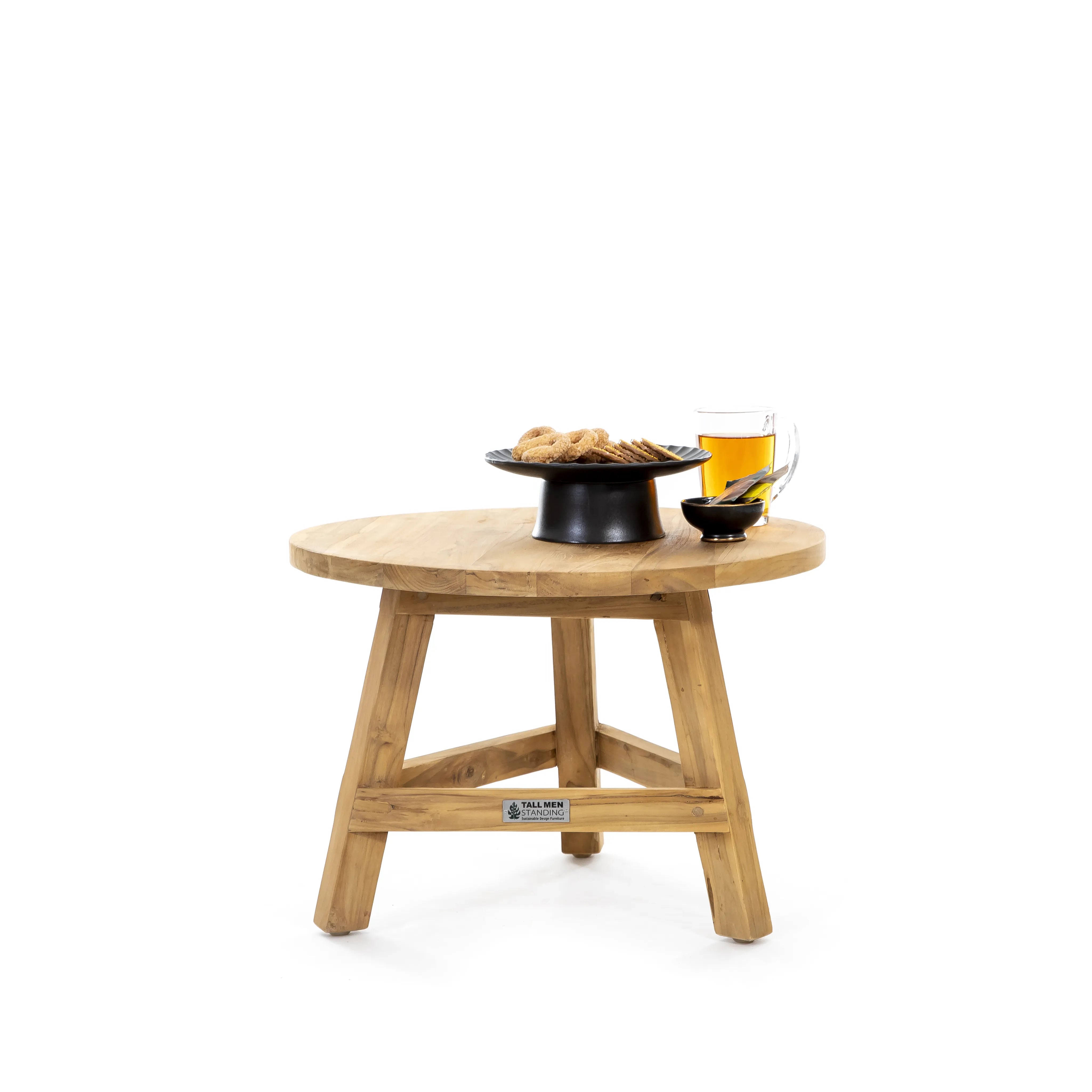 voorkant van salontafel gemaakt van teakhout met daarop koekjes en thee