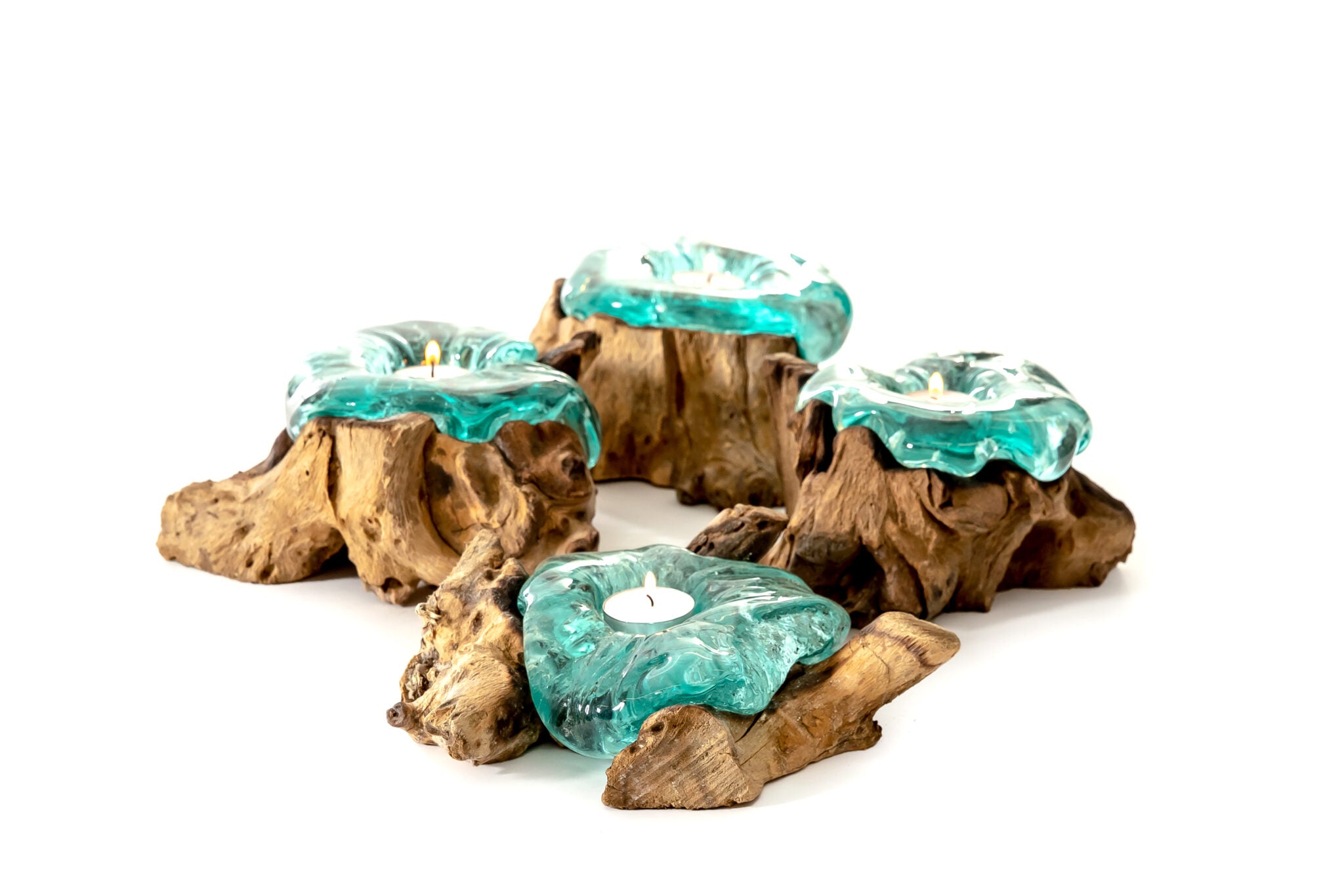 Set kleurrijke kaarsenhouders van teak en glas, elk stuk uniek.