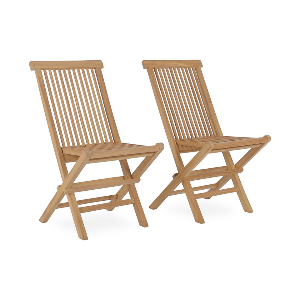 Twee teakhouten stoelen naast elkaar vanaf de zijkant 