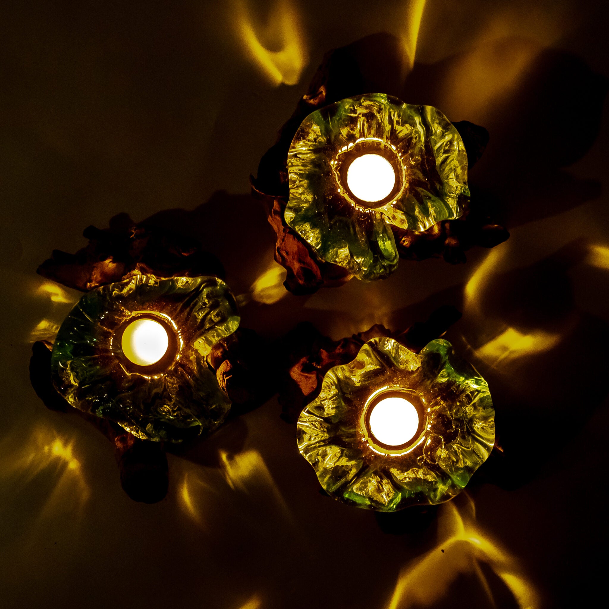 Teakhouten kaarsenhouder met brandend waxinelicht, warme sfeer in huis.