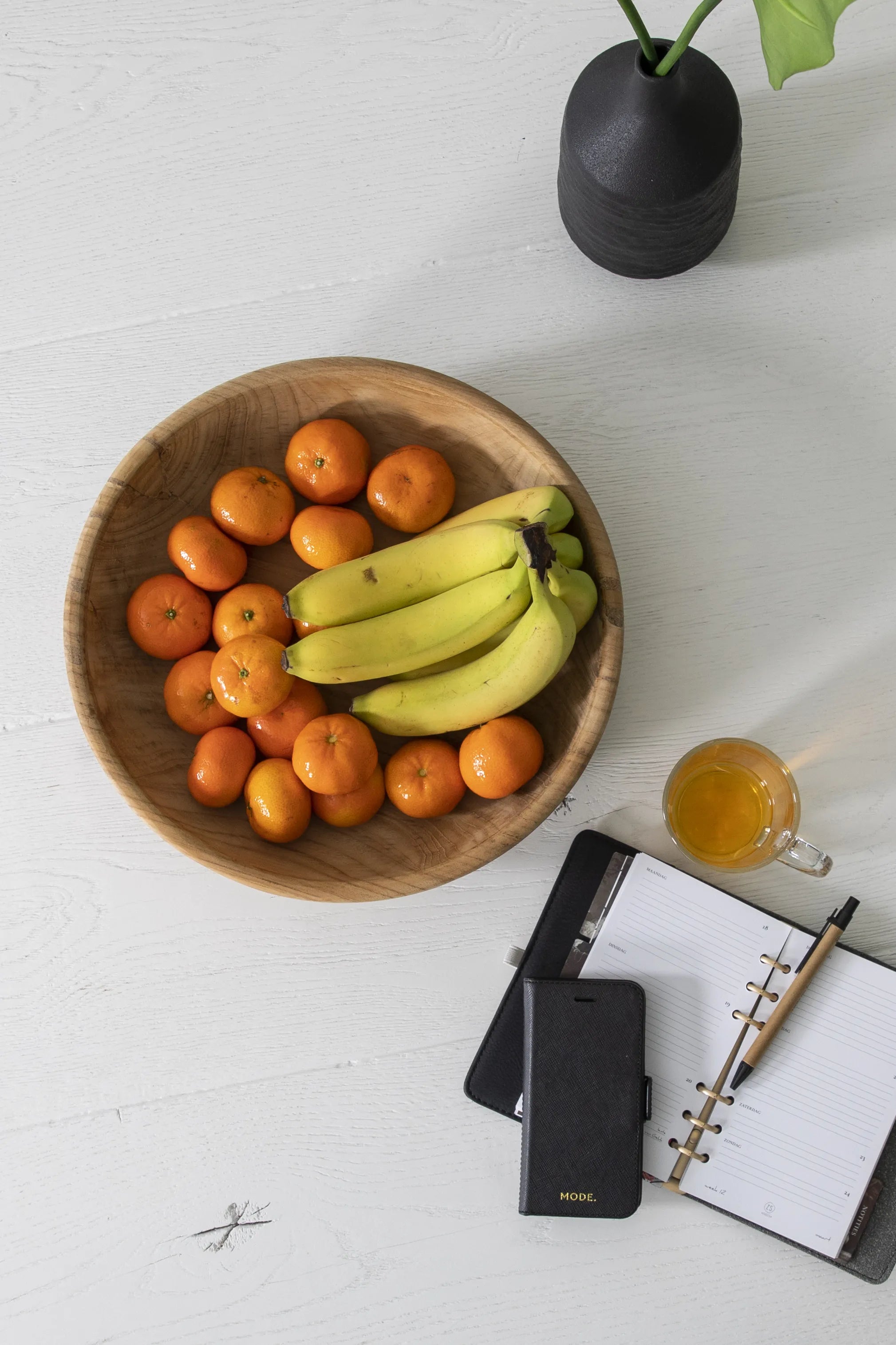 Bovenaanzicht van teakhouten fruitschaal gevuld met fruit met mooi interieur
