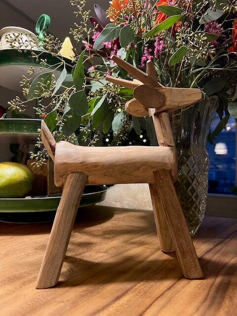 Teakhouten kersthert Senja als decoratie op tafel met bloemen en fruit