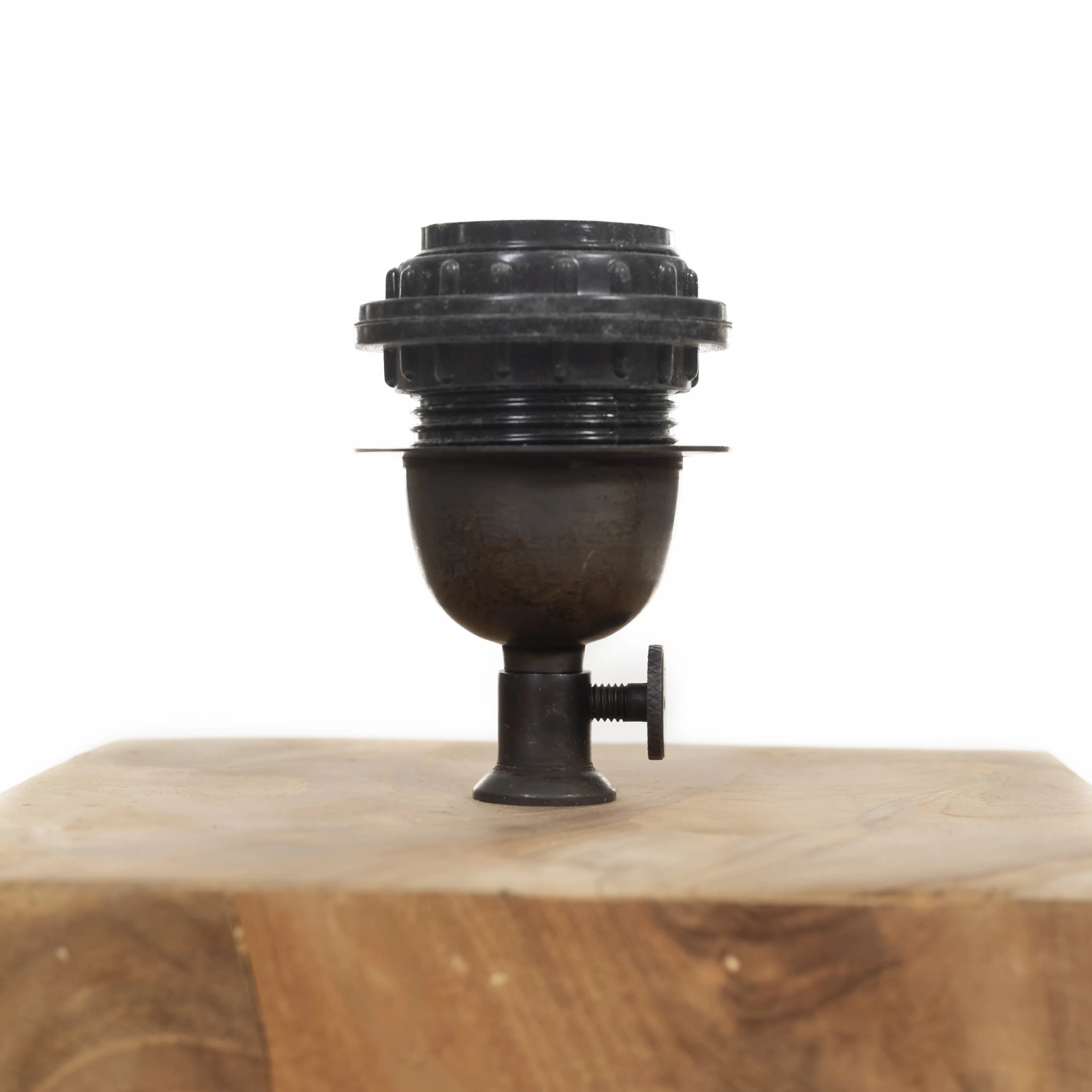 Close-up van verstelbare E27 fitting op teakhouten lampenvoet.