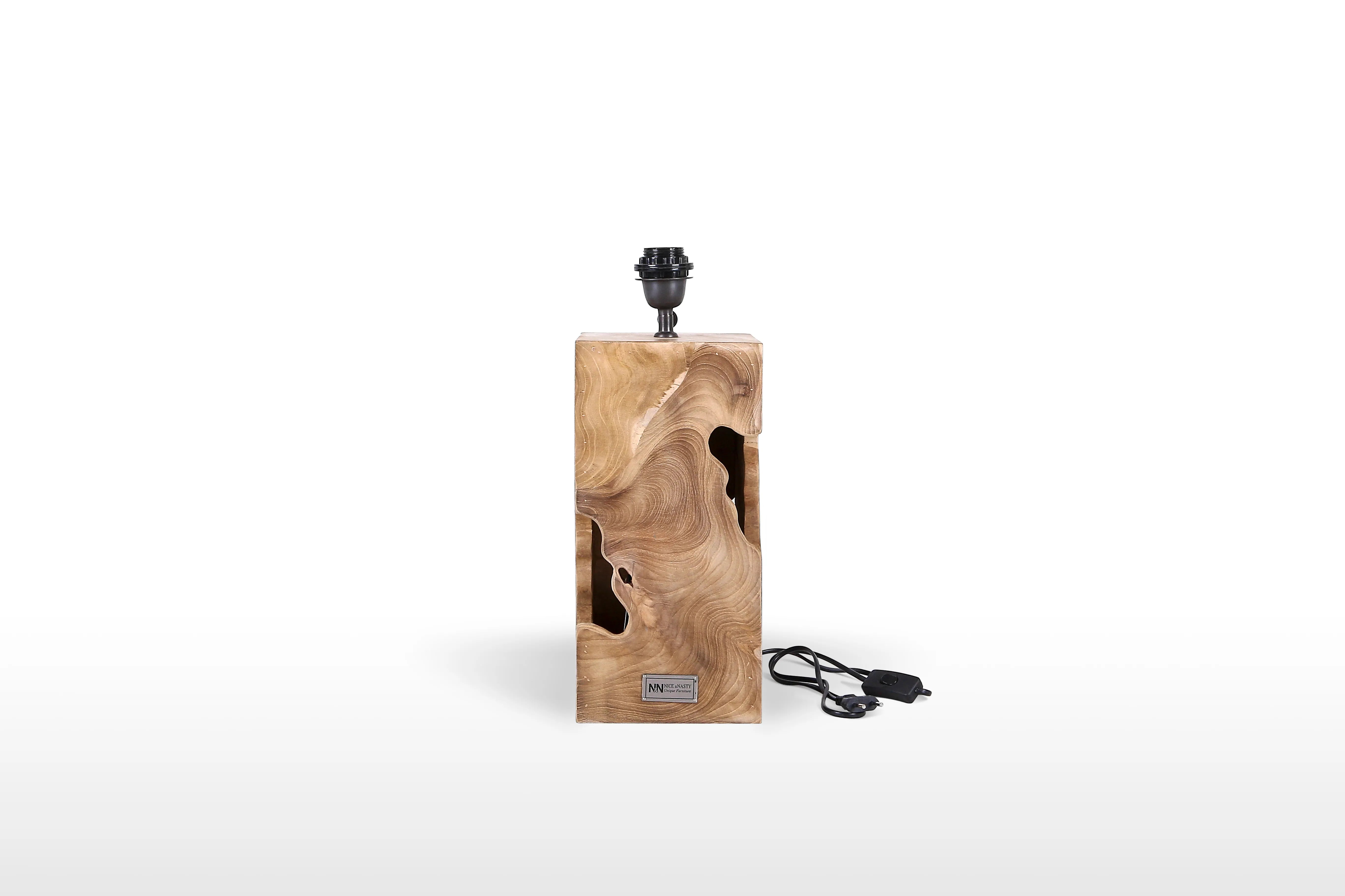 Teakhouten lampenvoet met zwart snoer en schakelaar bevestigd.