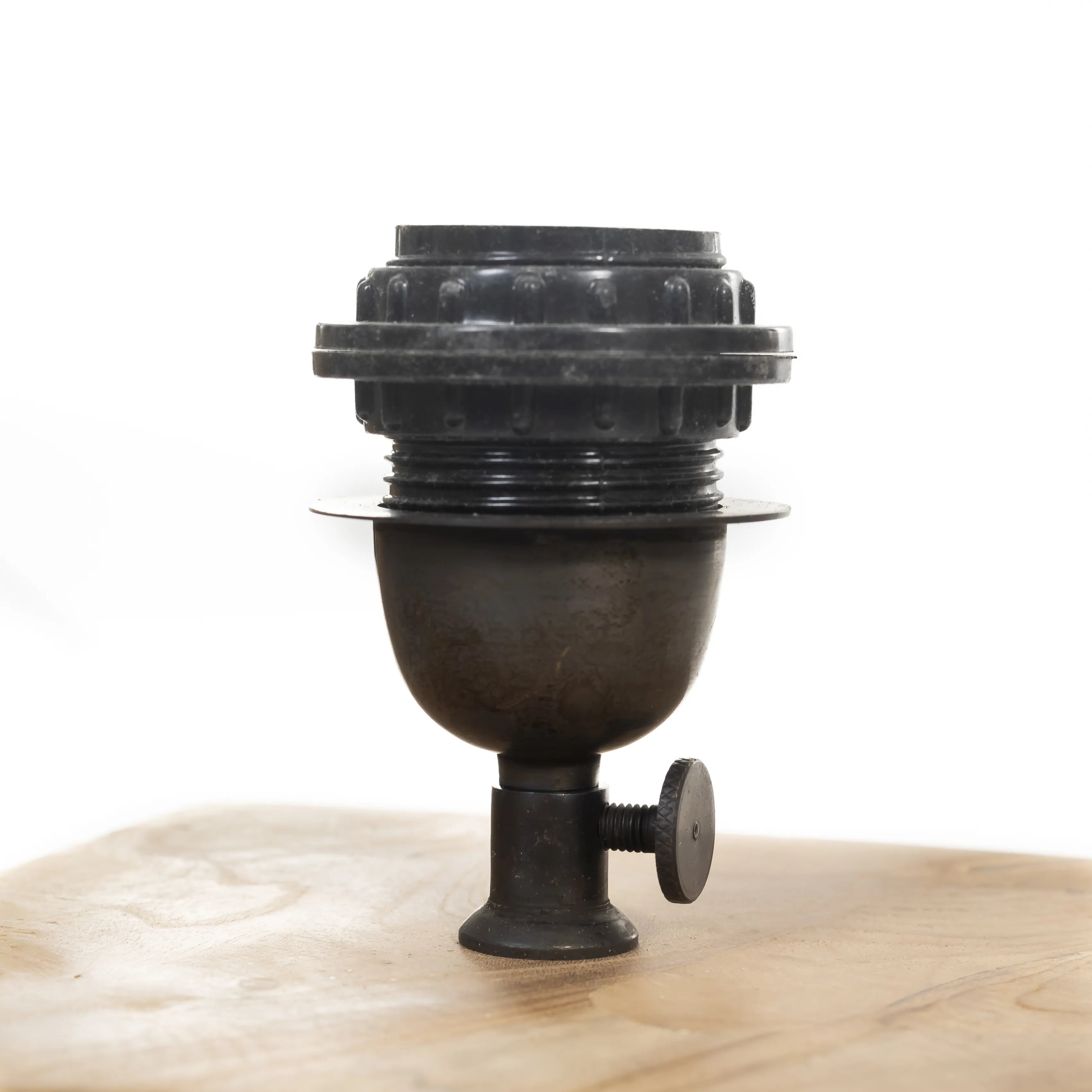 Close-up van E27 fitting, geschikt voor LED en max. 60 watt.