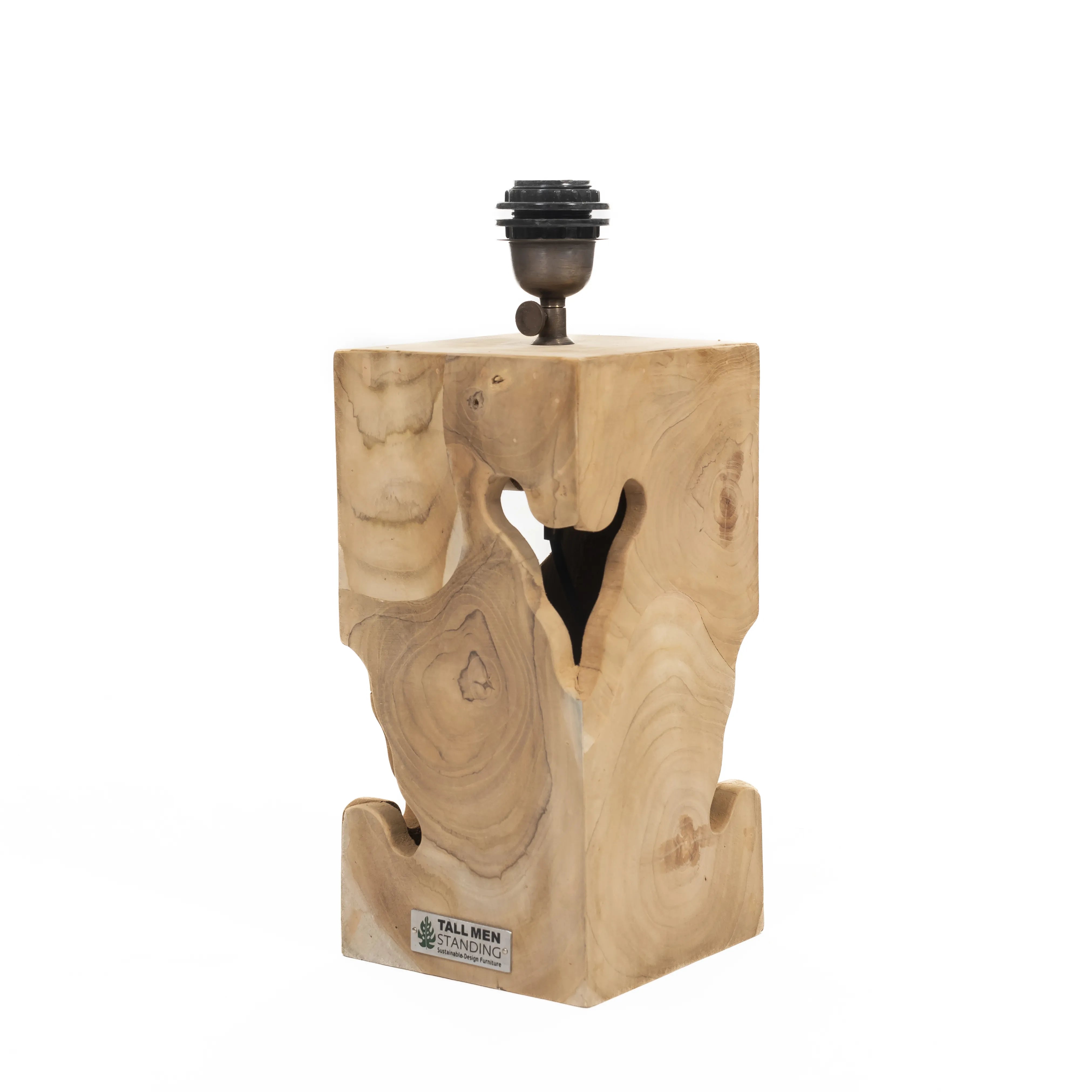 Teakhouten design lampenvoet met natuurlijke uitsparingen en robuuste uitstraling.
