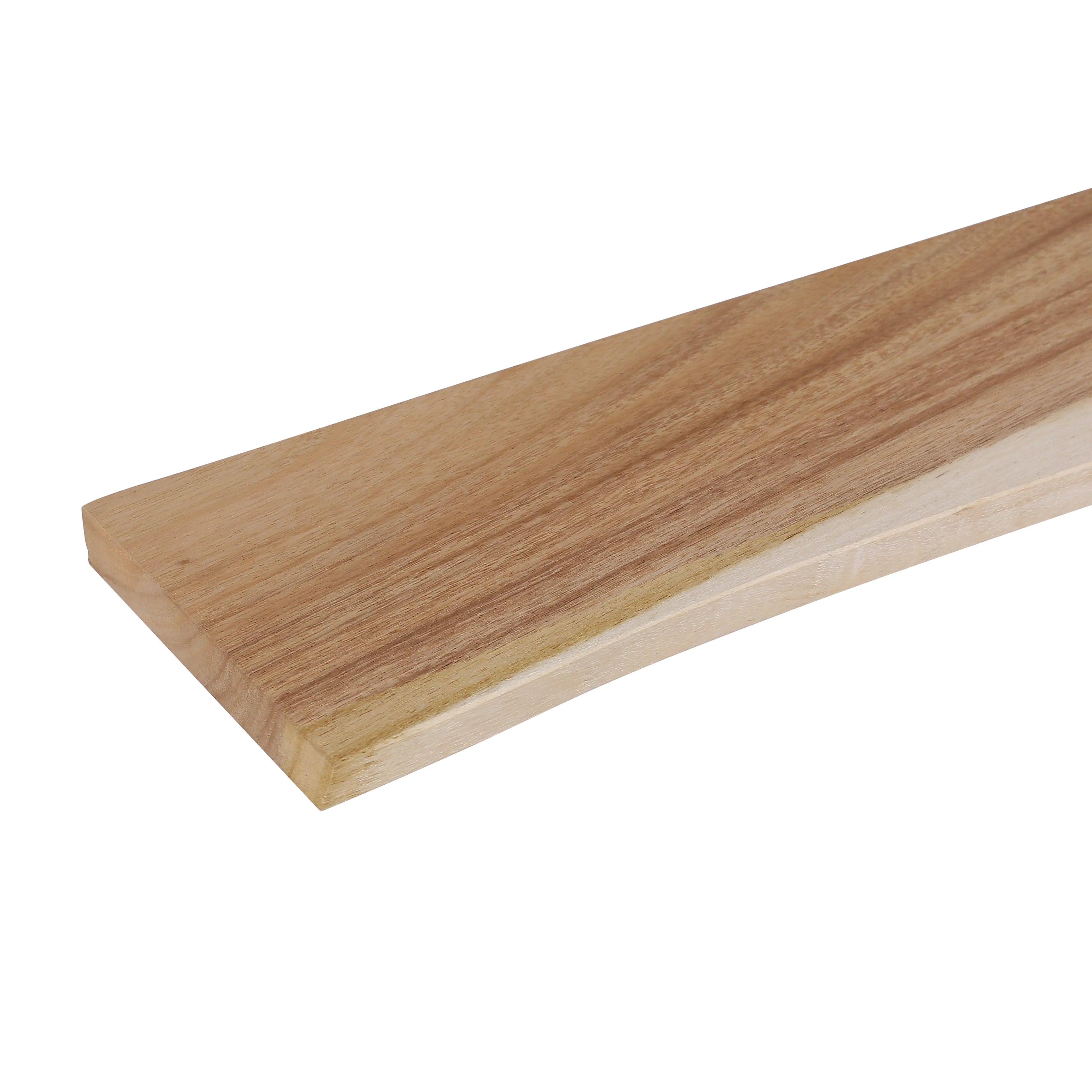 Close up van suarhouten wandplank waarin duidelijk de live edge en houtnerven te zien zijn