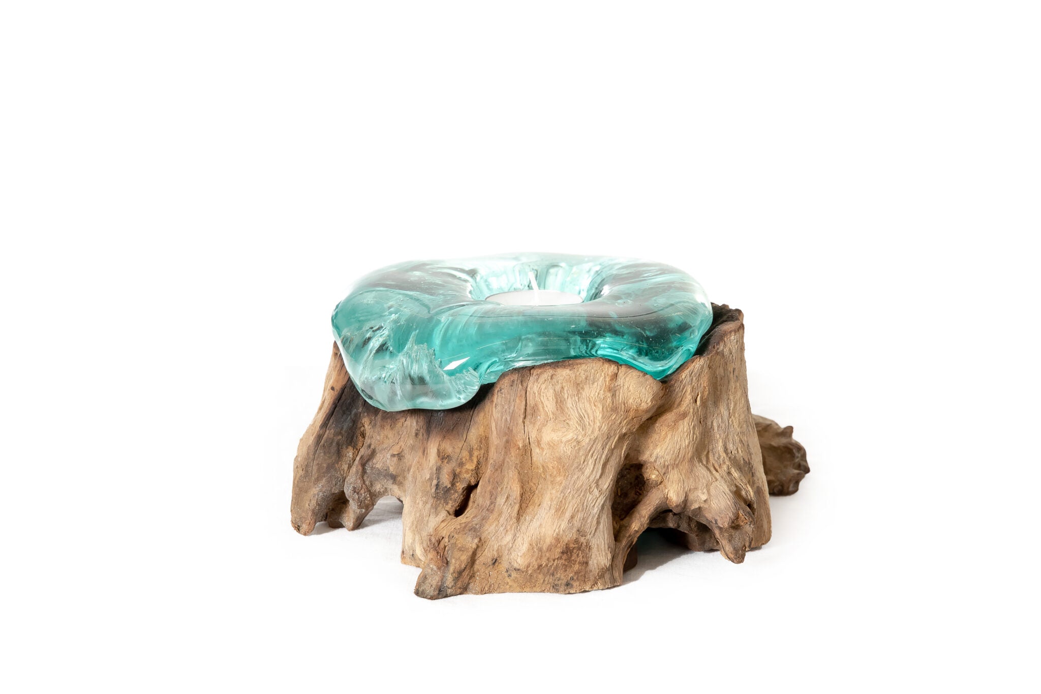 Detail van turquoise glas in robuuste teakhouten voet.