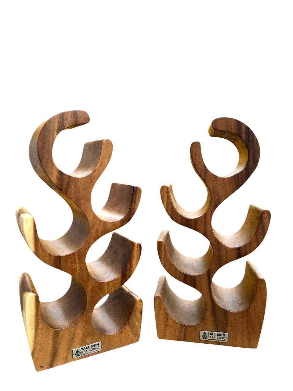 Decoratief houten wijnrek voor zes flessen.