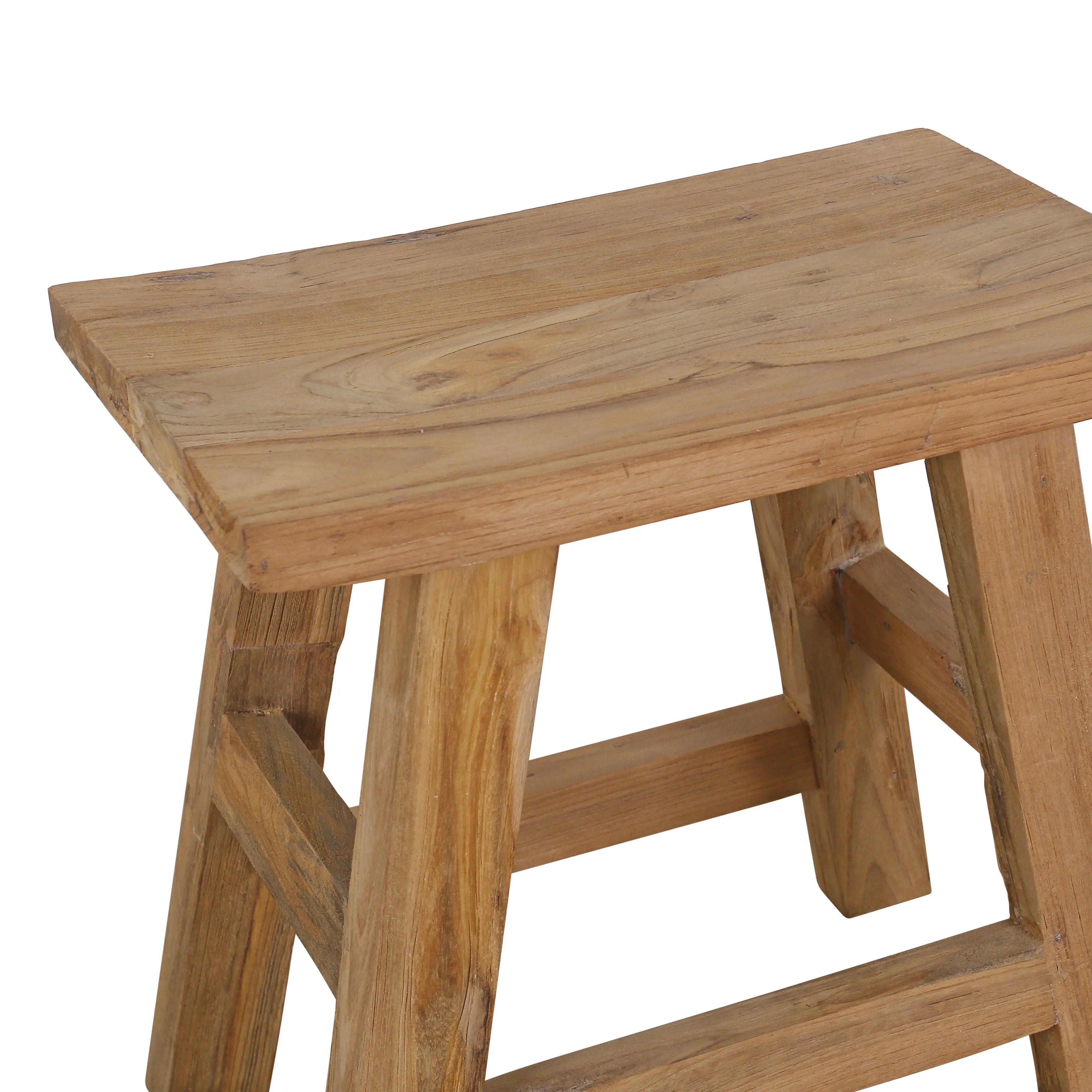 Detail van het recycled teakhouten blad met natuurlijke houtnerf van kruk Maxim