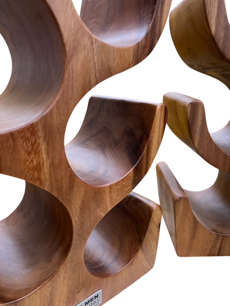 Detail van suarhout structuur in design wijnrek.