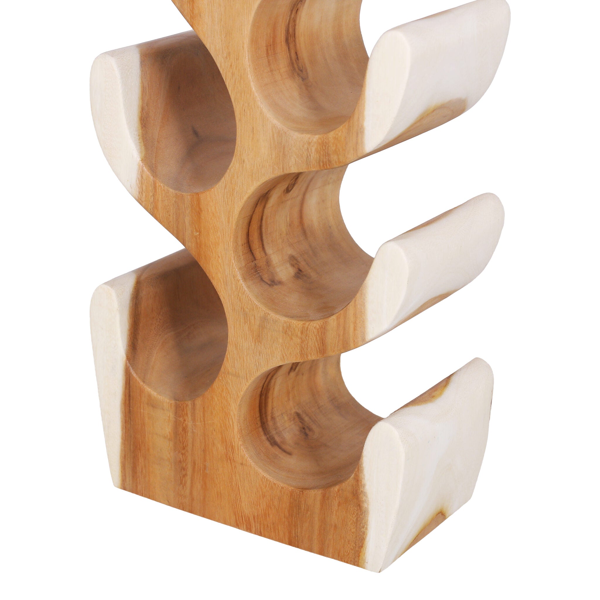 Detail van houten wijnrek met ronde uitsparingen voor flessen.