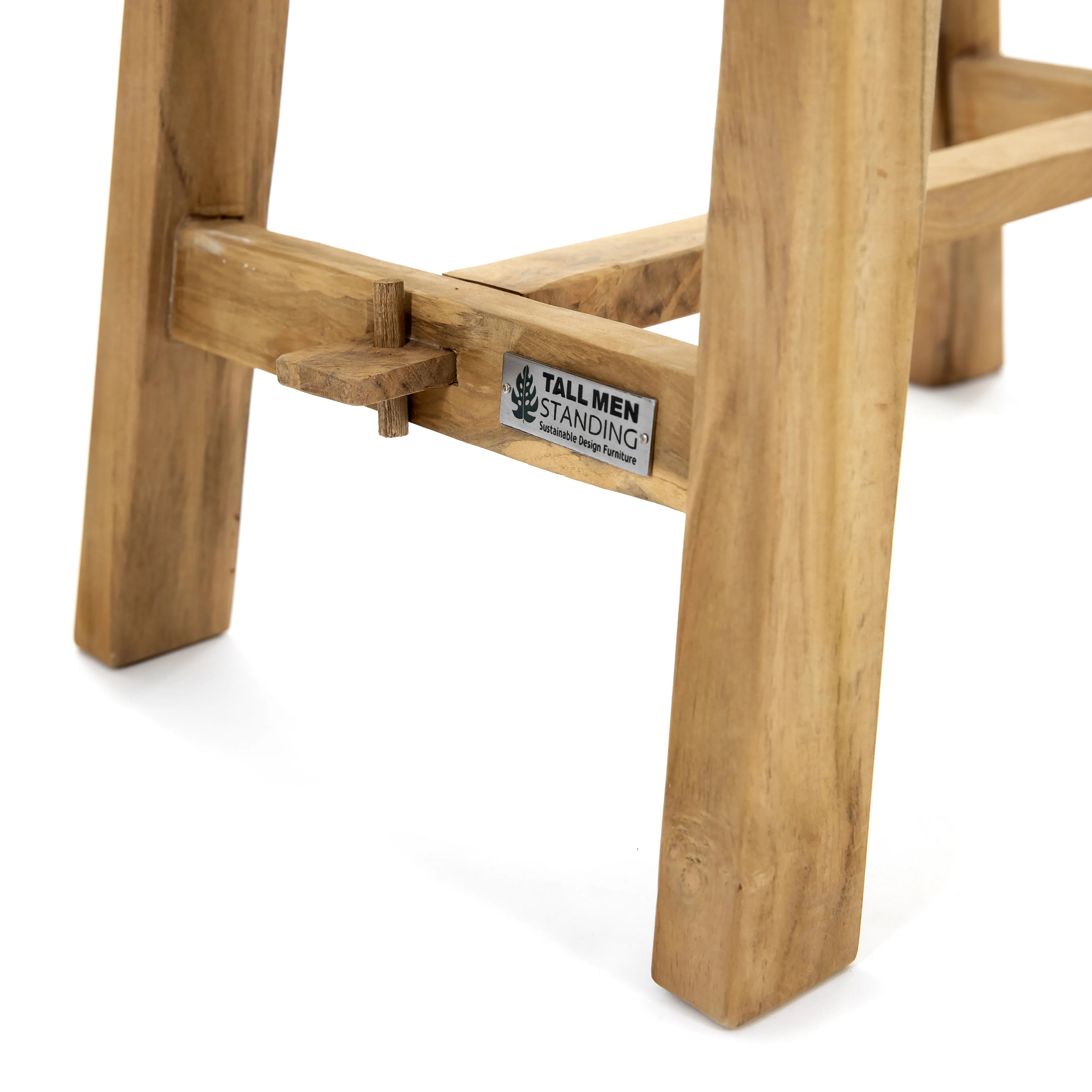 Detail van het stevige onderstel van de teakhouten kruk Ganesja met Tall Men Standing label