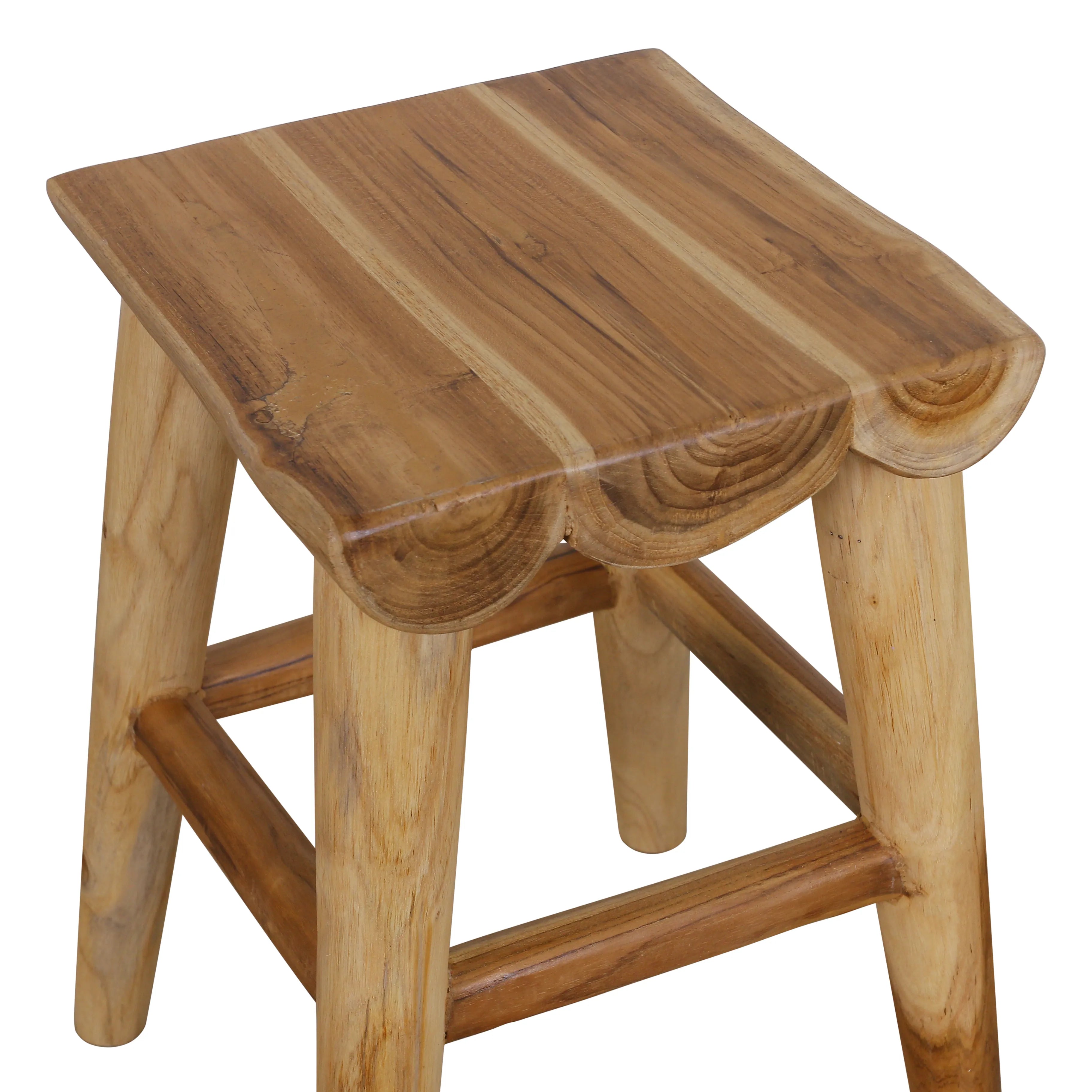 Detail van het blad van kruk Kimmo gemaakt van massieve teak stammetjes met zichtbare jaarringen