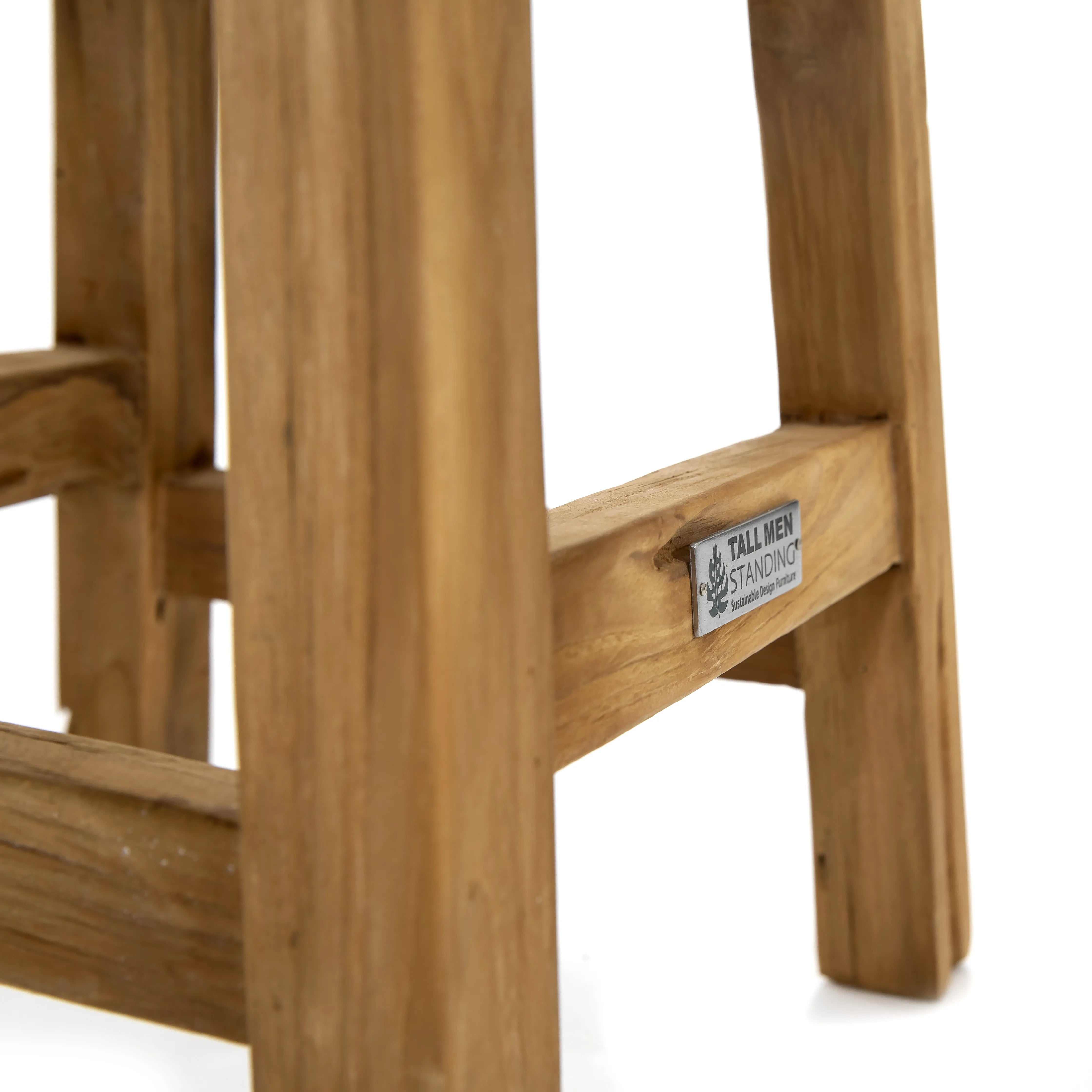 Detail van kruk Mantili in geborsteld gerecycled teakhout met zichtbaar Tall Men Standing logo en robuuste afwerking.