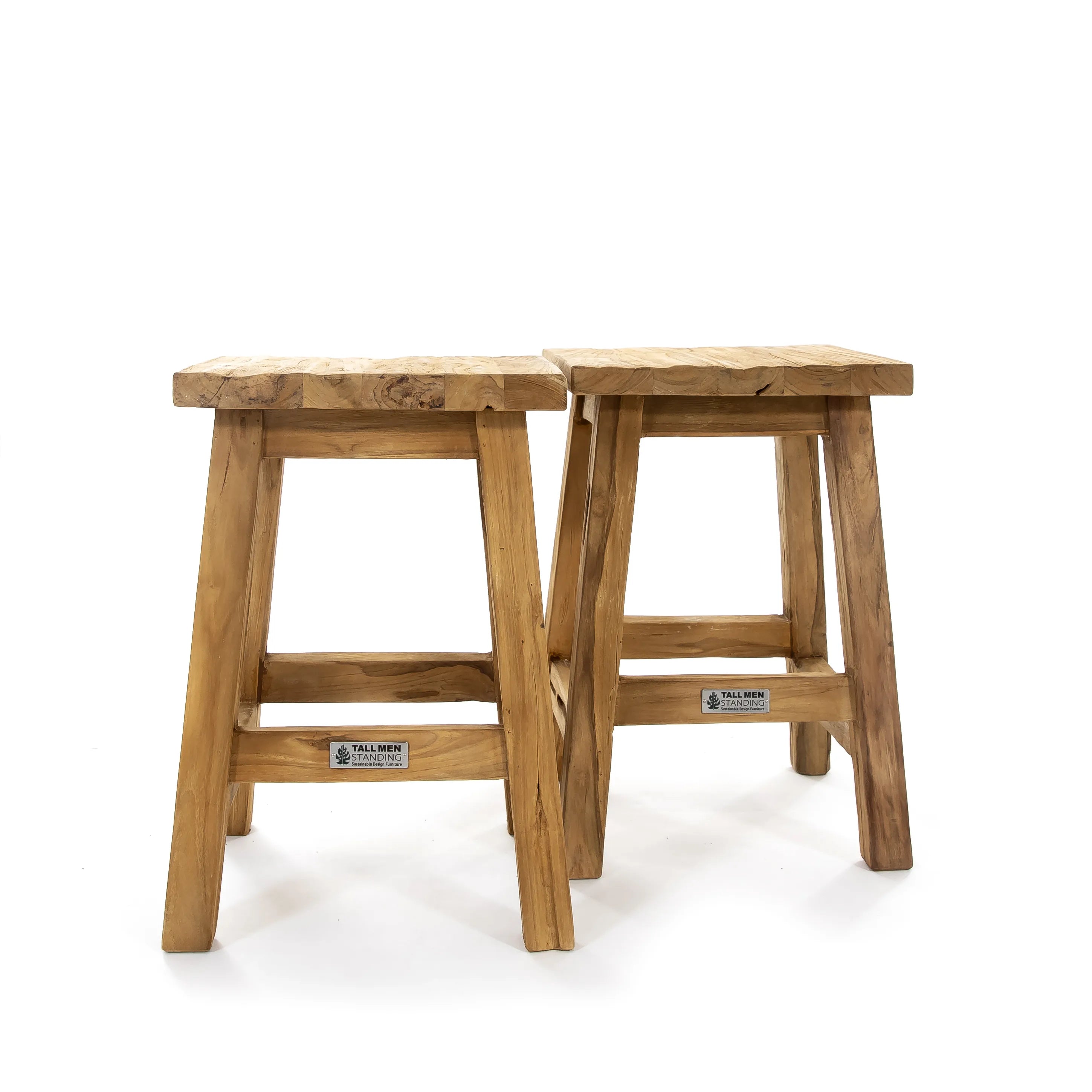 Set van twee vierkante krukken Mantili van gerecycled teakhout, duurzaam en multifunctioneel te gebruiken als bijzettafel of plantentafel.