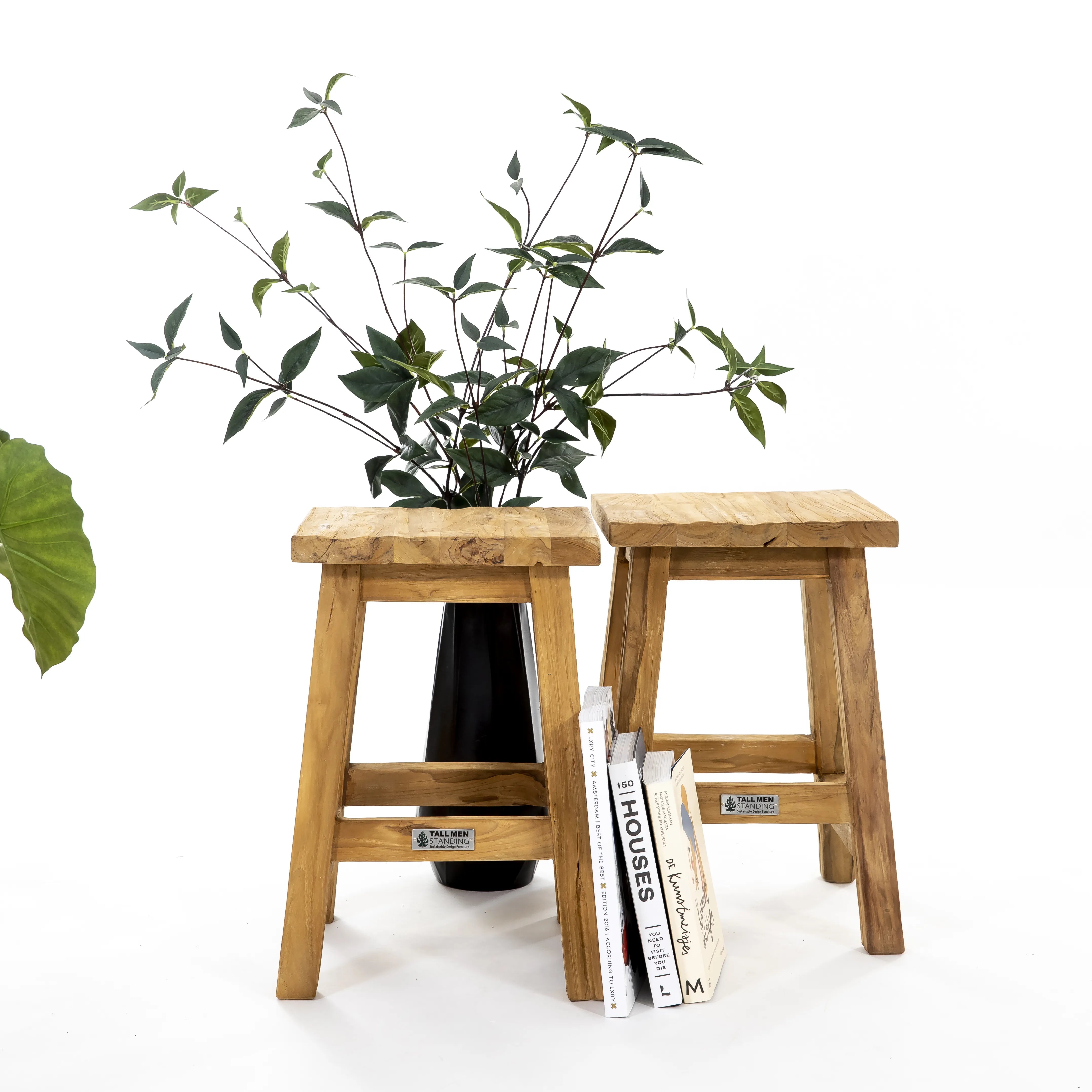 Vierkante kruk Mantili van gerecycled teakhout gebruikt als plantentafel en bijzettafel, duurzaam en stijlvol in een natuurlijk interieur.