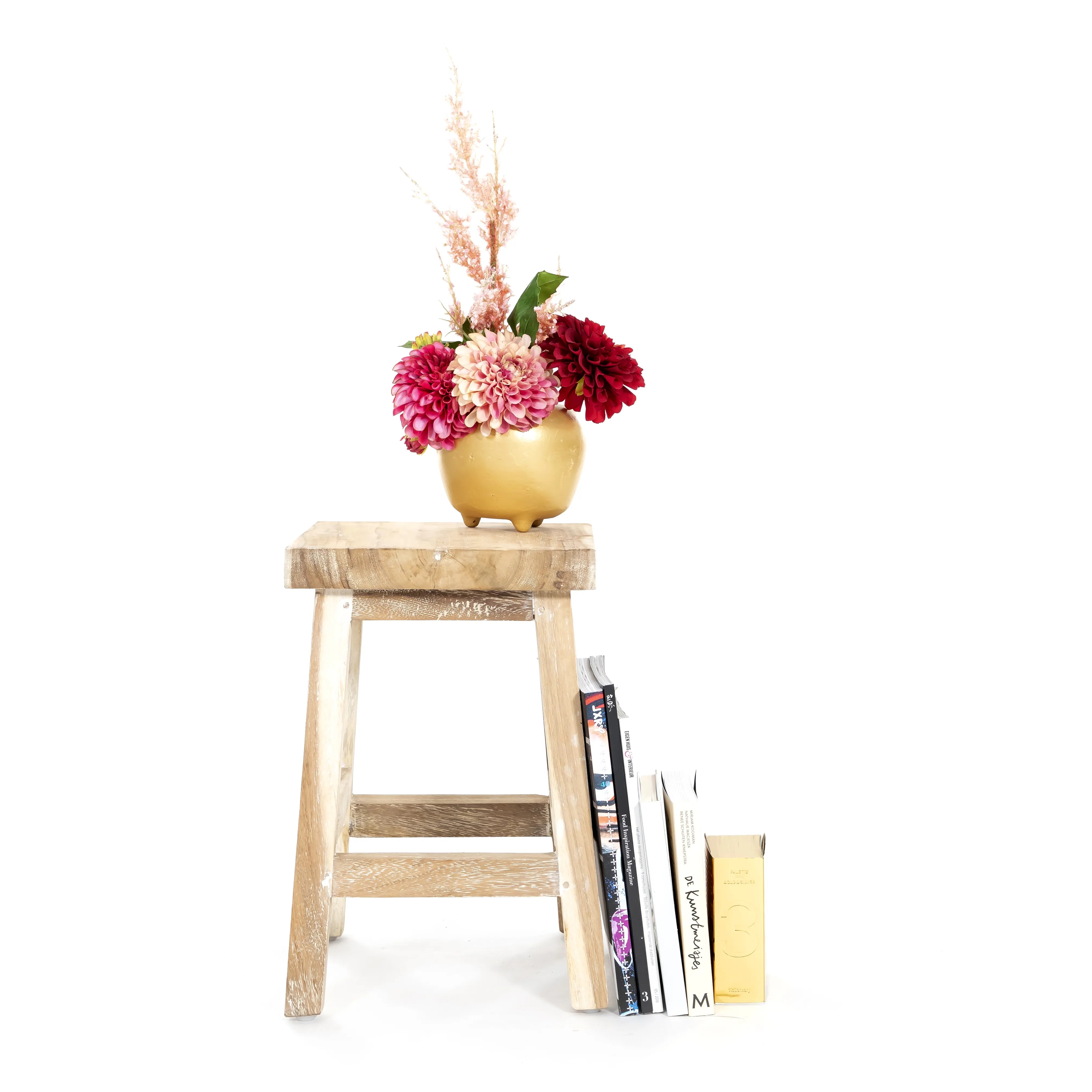 Krukje Mantili van duurzaam suar hout naast boeken en decoratie in modern interieur