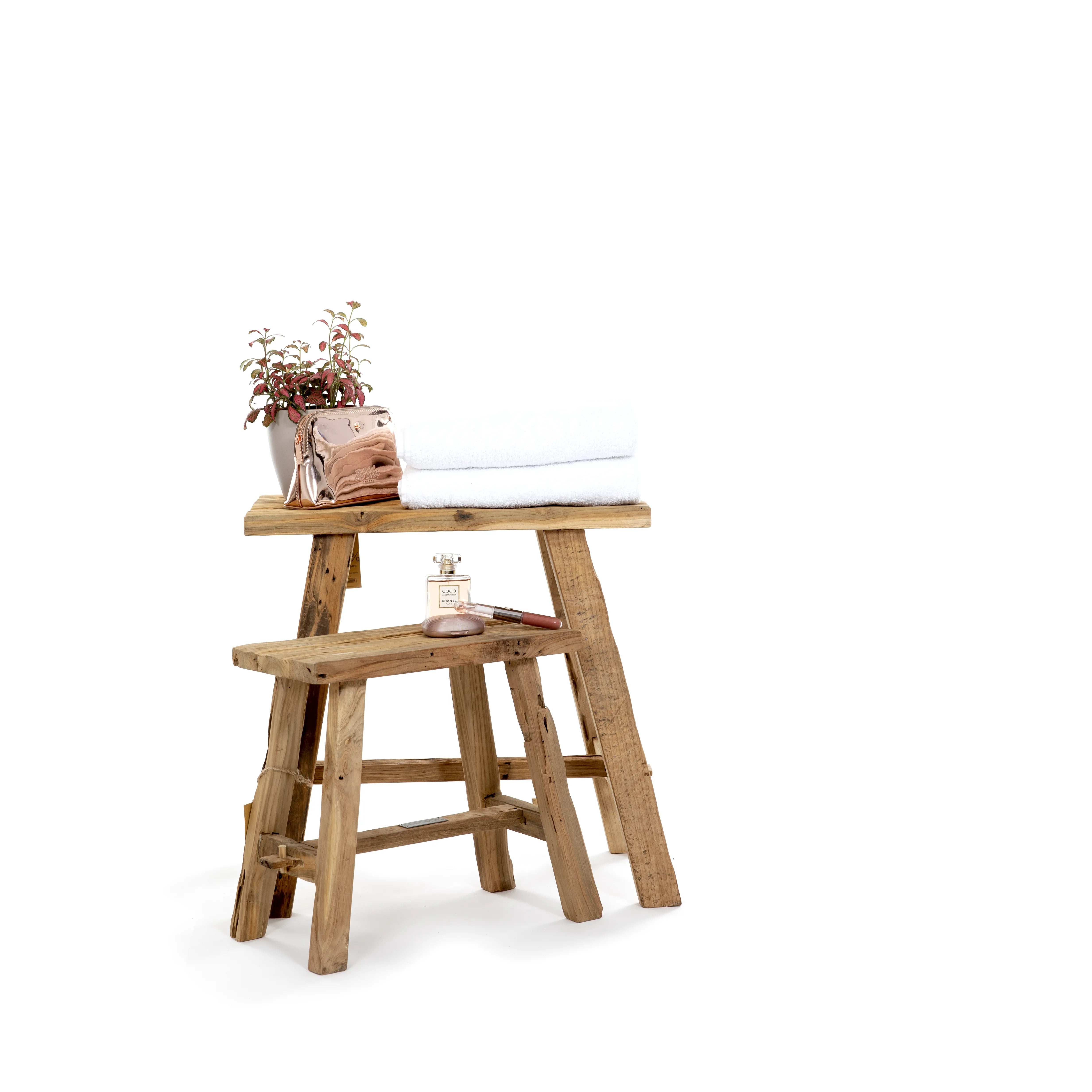Kruk Vintage van oud teak gecombineerd met andere formaten handgemaakt in Indonesië en met handdoeken en producten