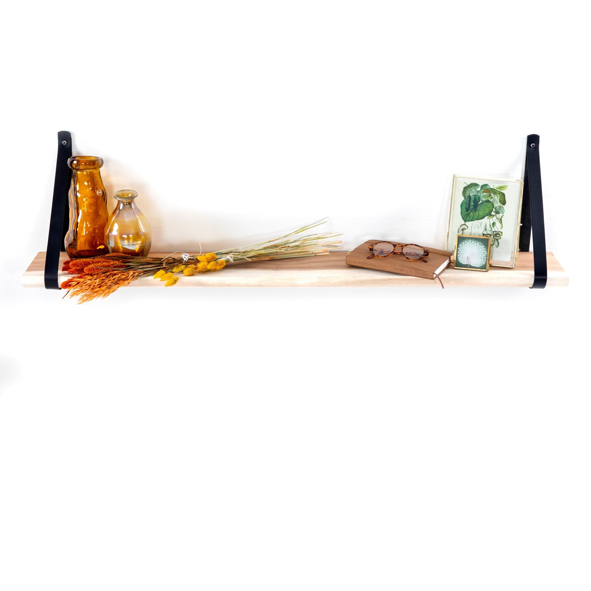 Houten Wandplank Panji van teakhout opgesteld in een interieur