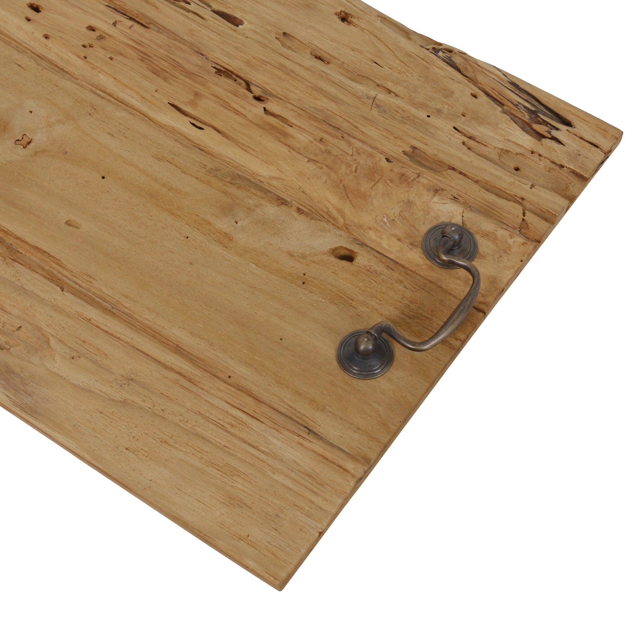 Detail van tapasplank van oud teakhout met metalen handgreep.