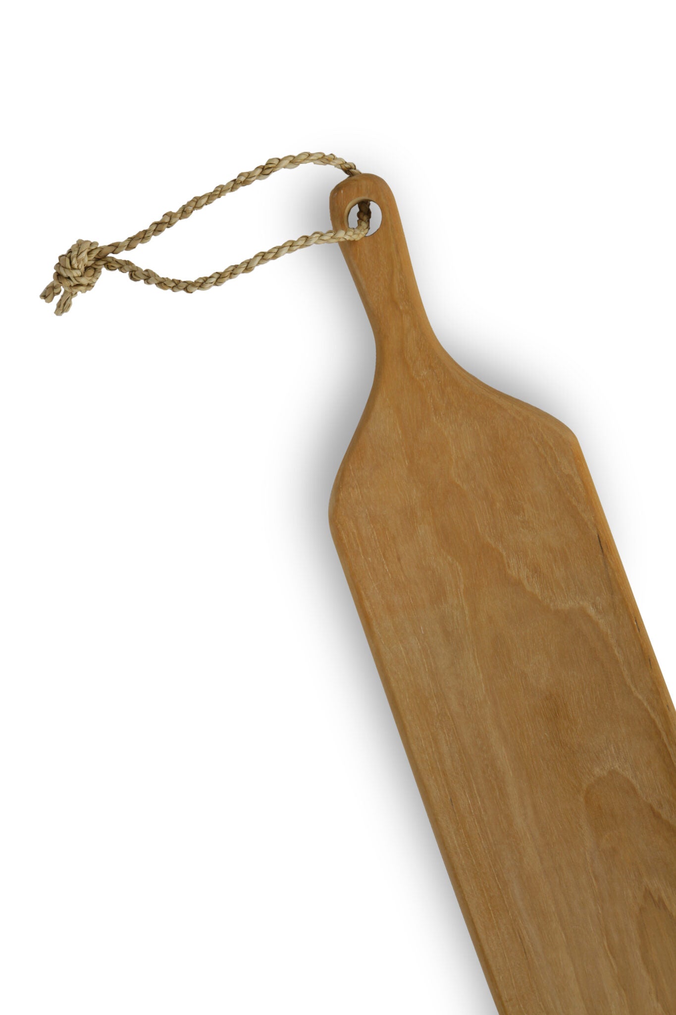 Detail van teakhouten tapasplank met koord en handvat.